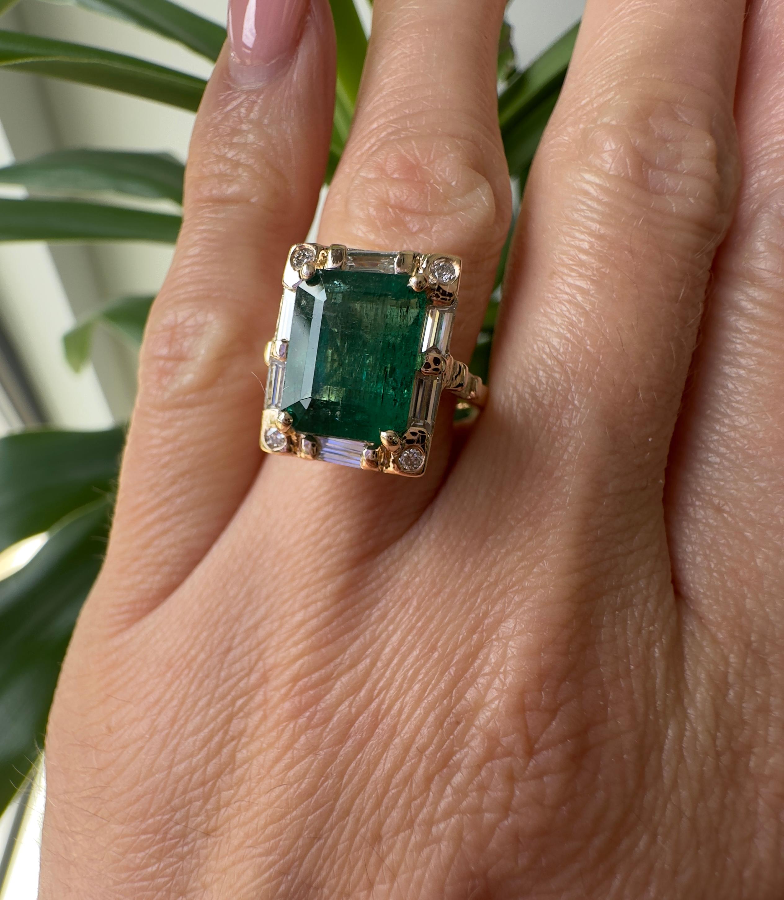 4,75 Karat sambischer grüner Smaragd und Diamantring aus 14 Karat Gelbgold im Angebot 1