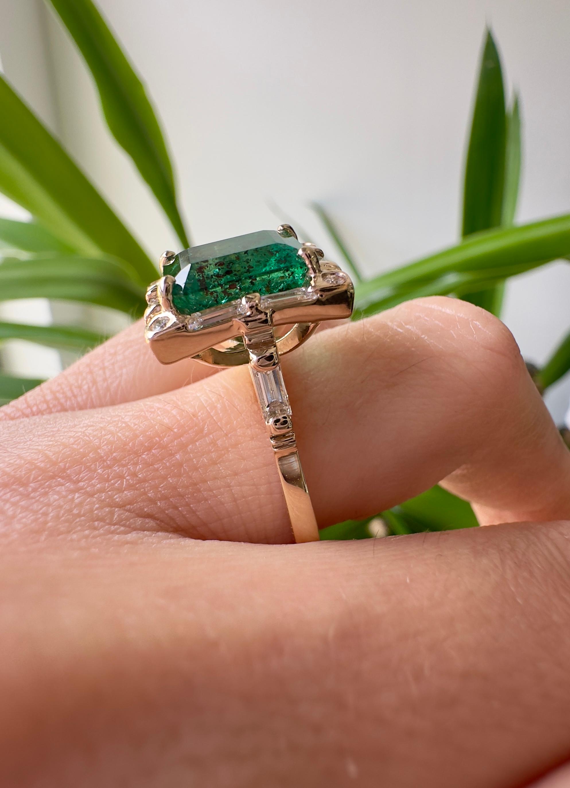 4,75 Karat sambischer grüner Smaragd und Diamantring aus 14 Karat Gelbgold im Angebot 2