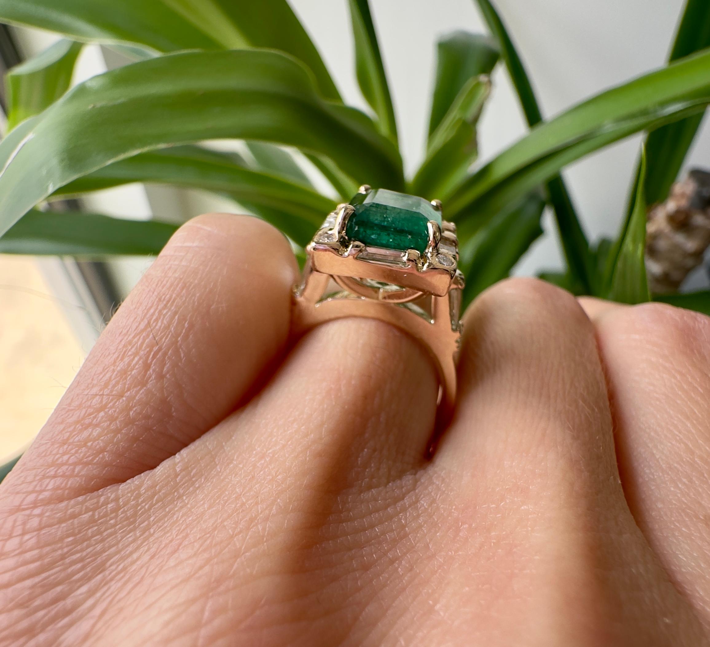 4,75 Karat sambischer grüner Smaragd und Diamantring aus 14 Karat Gelbgold im Angebot 3