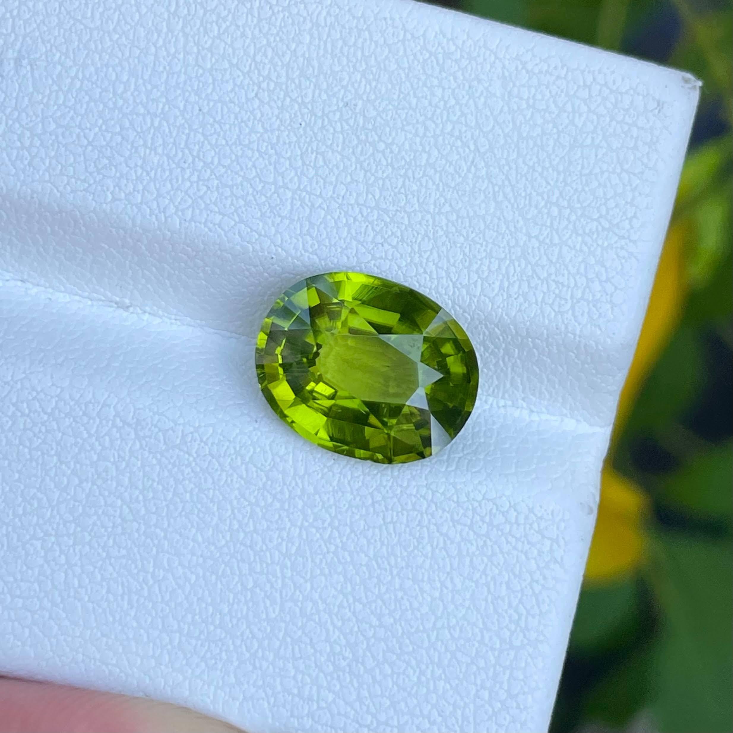 Modern 4.75 carats Green Loose Peridot Stone Fancy Oval Cut Natural Pakistani Gemstone For Sale