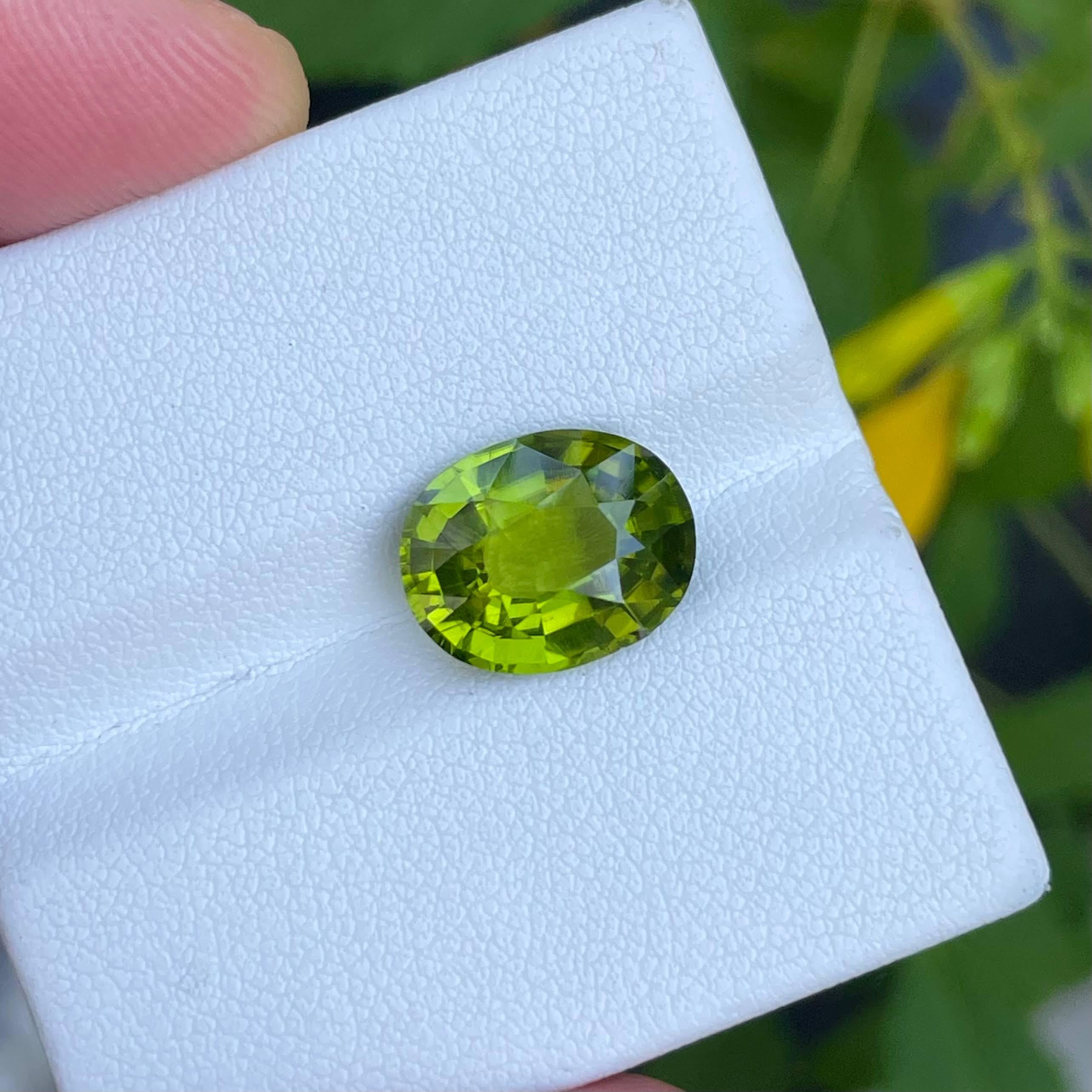 4.75 carats Green Loose Peridot Stone Fancy Oval Cut Natural Pakistani Gemstone In New Condition For Sale In Bangkok, TH