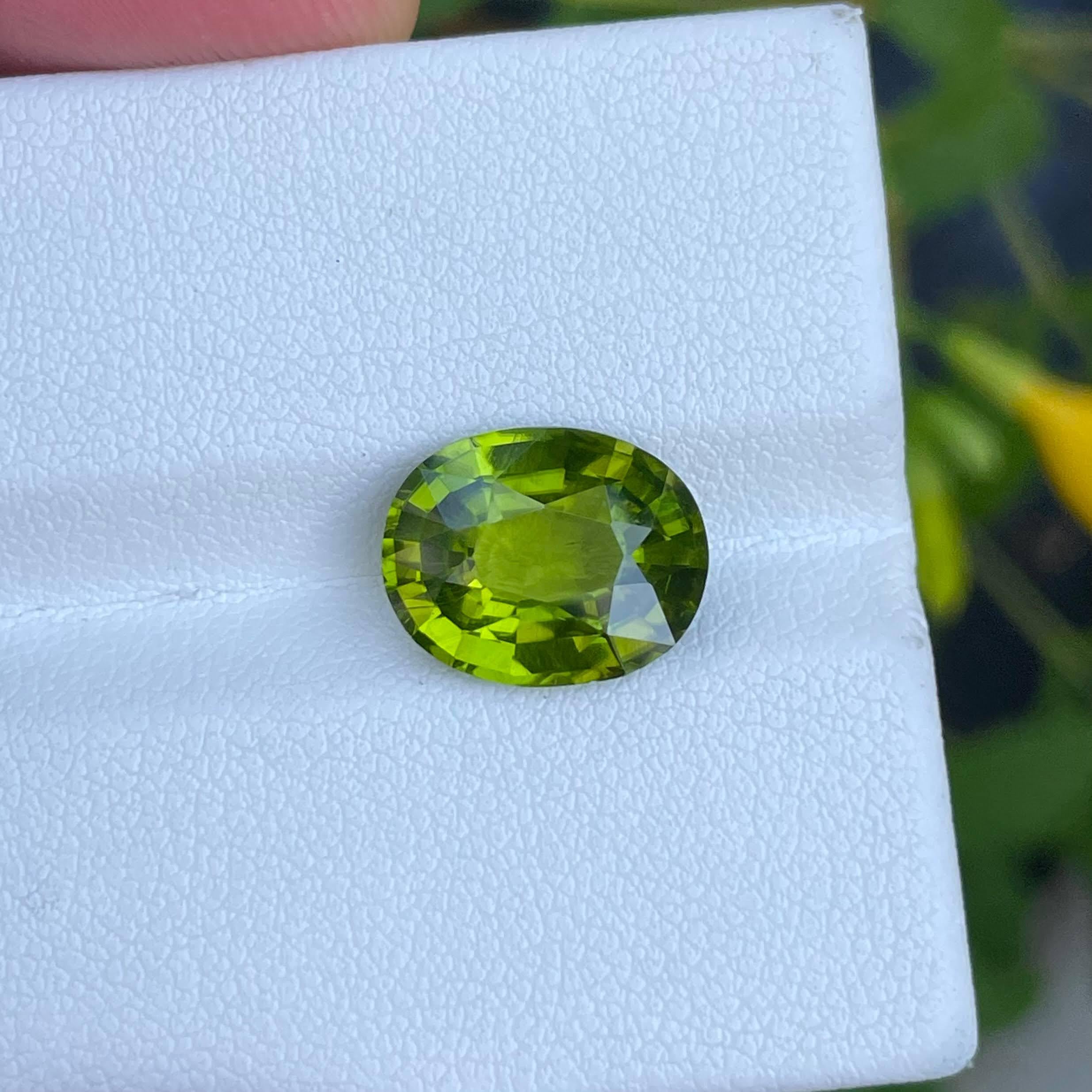 Women's or Men's 4.75 carats Green Loose Peridot Stone Fancy Oval Cut Natural Pakistani Gemstone For Sale