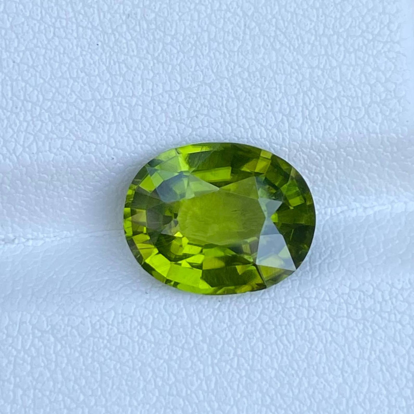 4.75 carats Green Loose Peridot Stone Fancy Oval Cut Natural Pakistani Gemstone (pierre précieuse pakistanaise) en vente 3