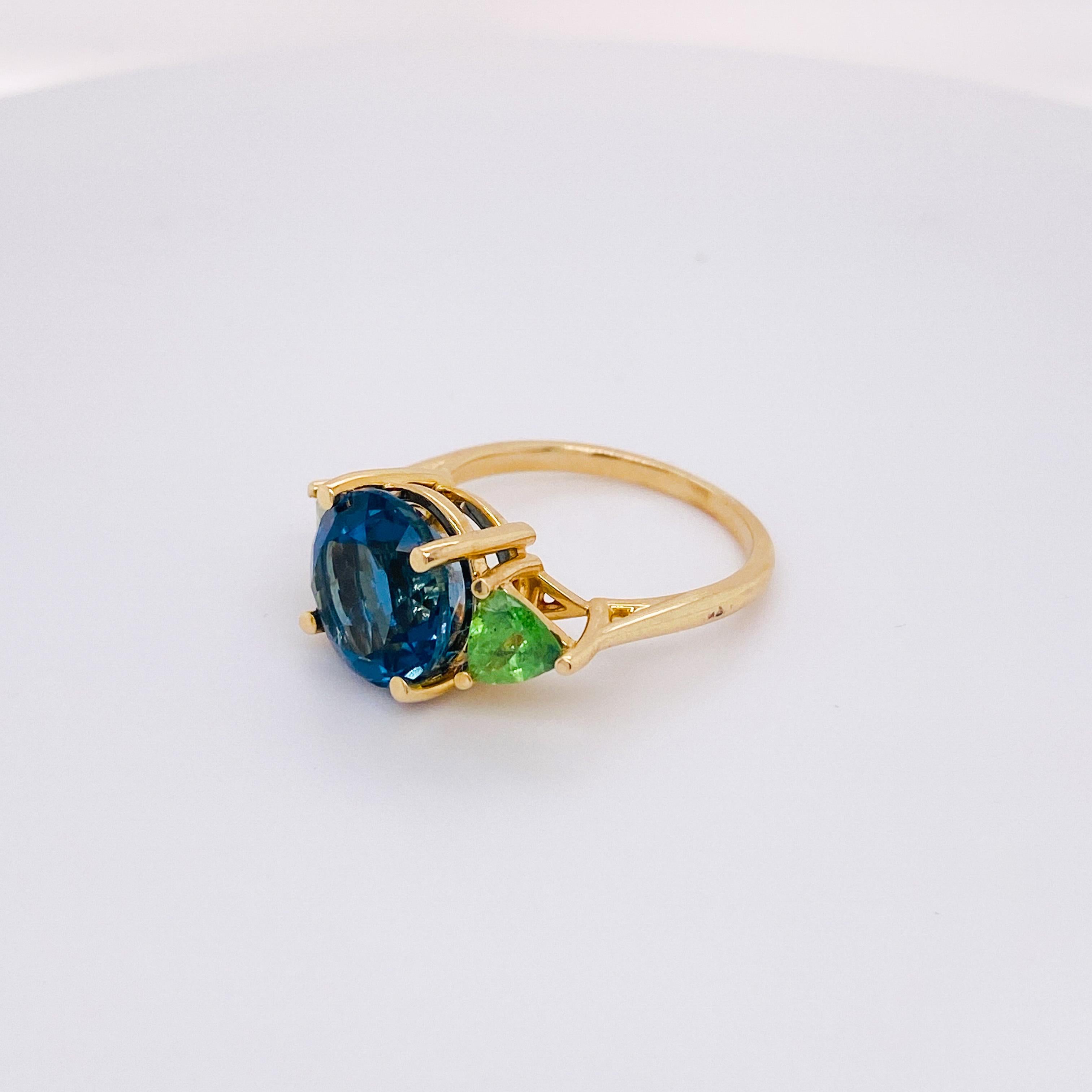 4,75 Karat Londoner blauer Topas und Peridot Drei-Stein-Ring in 14KYG, Ozeanblau (Rundschliff) im Angebot