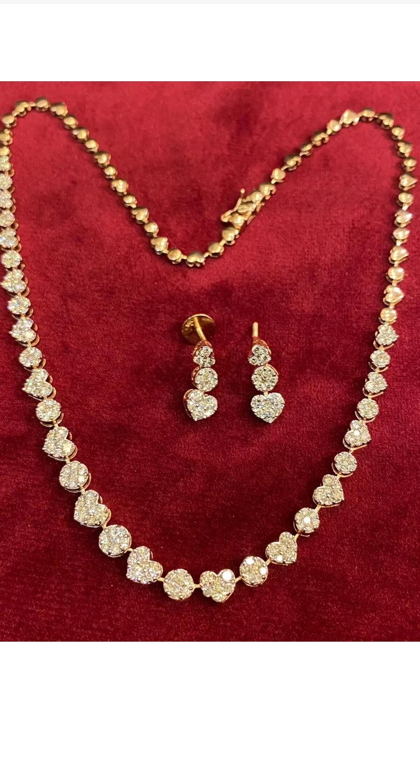 Un exquisito conjunto de diamantes, completo con collar y pendientes, de diseño romántico, tan elegante y de estilo refinado.
Eleva tu belleza atemporal y añade un toque de glamour y elegancia  sobre tu aspecto.
Impresionante parure  en oro rosado