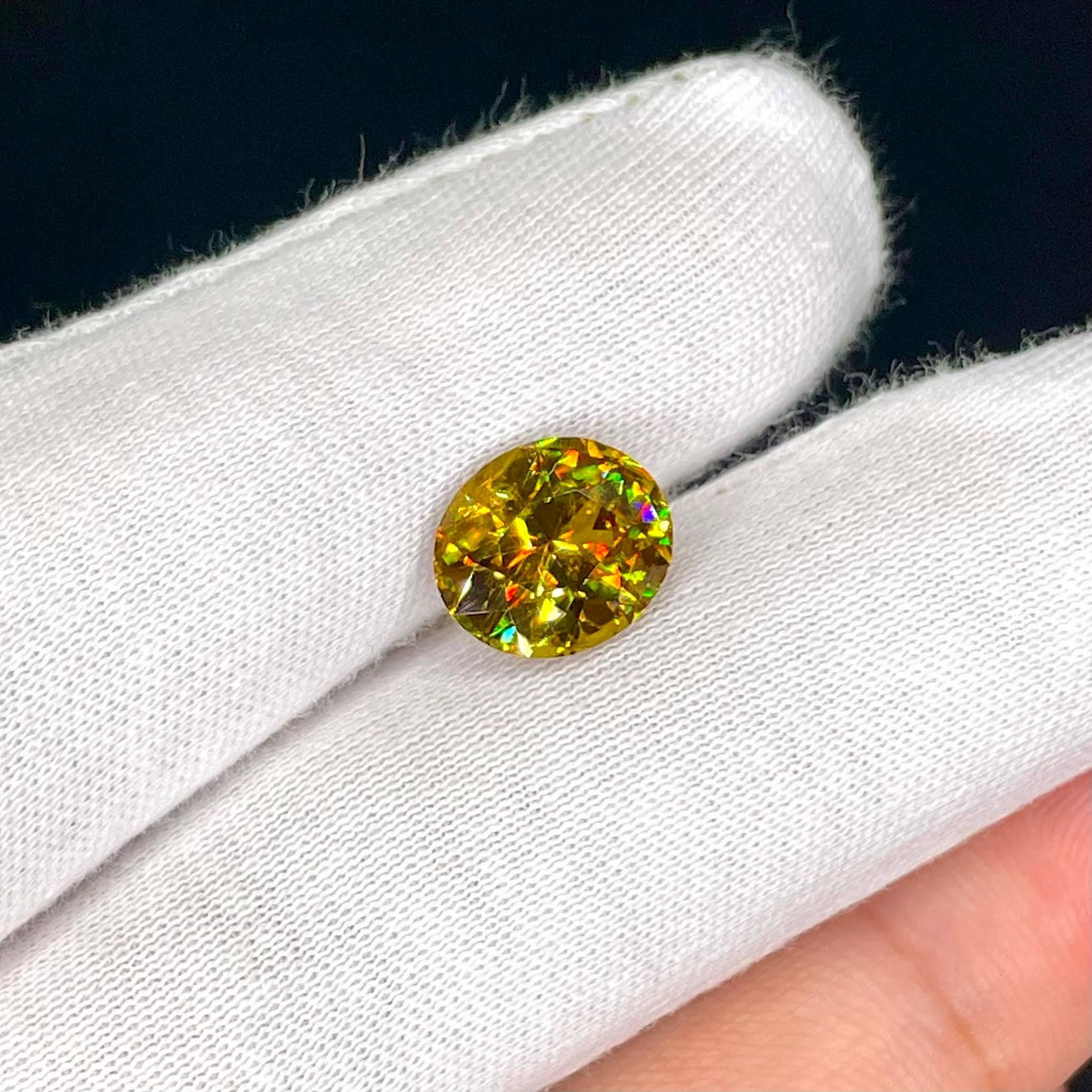 4.75 Carats Natural Loose Sphene Stone Oval Shaped Madagascar's Gemstone In New Condition In Bangkok, TH
