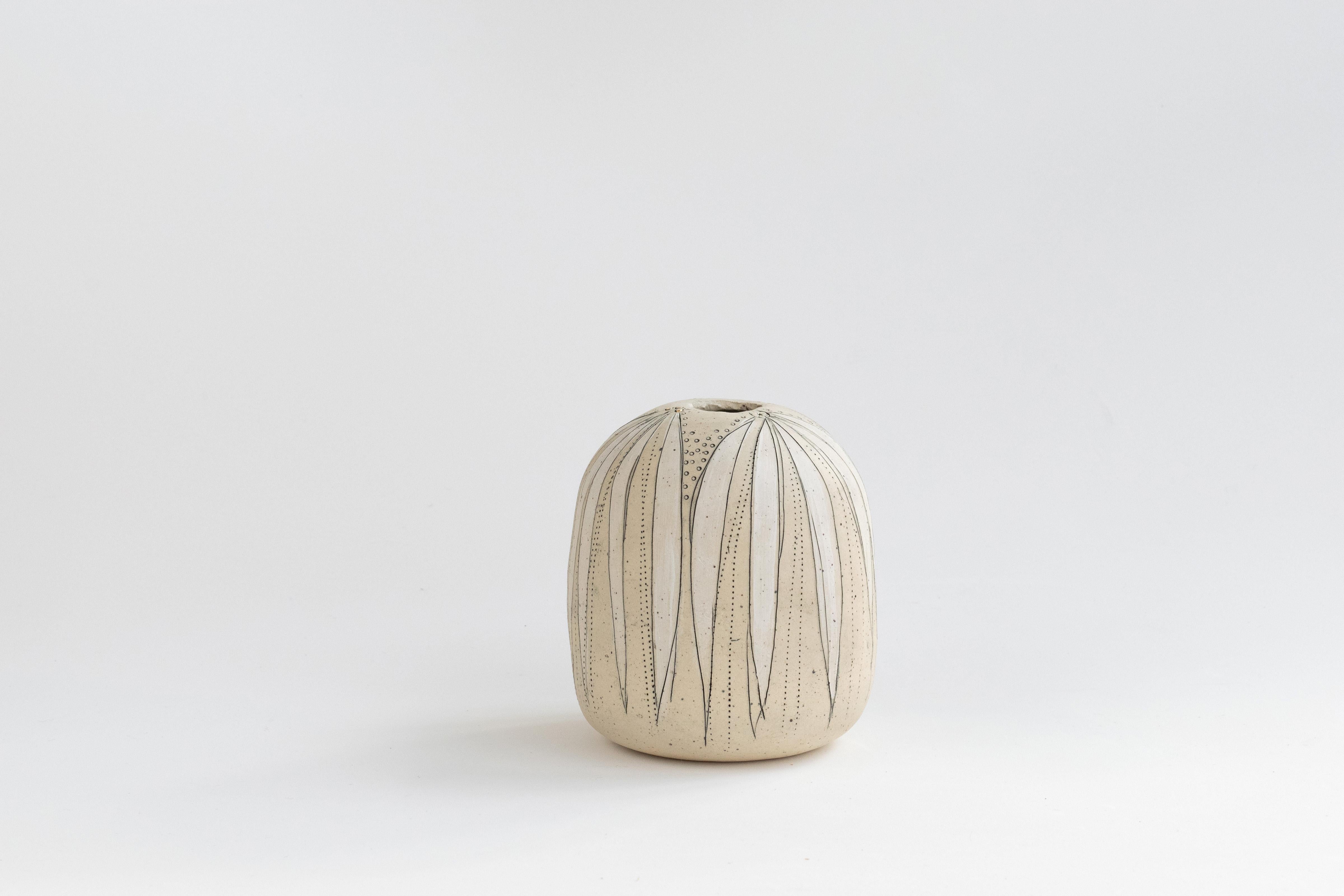 475 Vaso di gemme in gres lavorato a mano da Helen Prior.


Un delicato vaso artigianale, dalla forma organica con un'apertura in argilla strappata, in gres naturale maculato.
Fa parte della serie Cross Pollination: la stilizzazione e