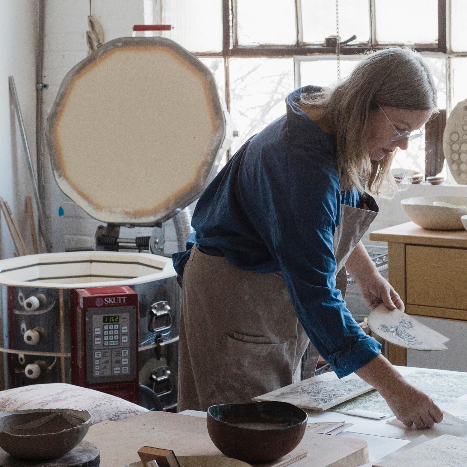  Vase bouddhiste en grès fabriqué à la main par Helen Prior, 475 en vente 1