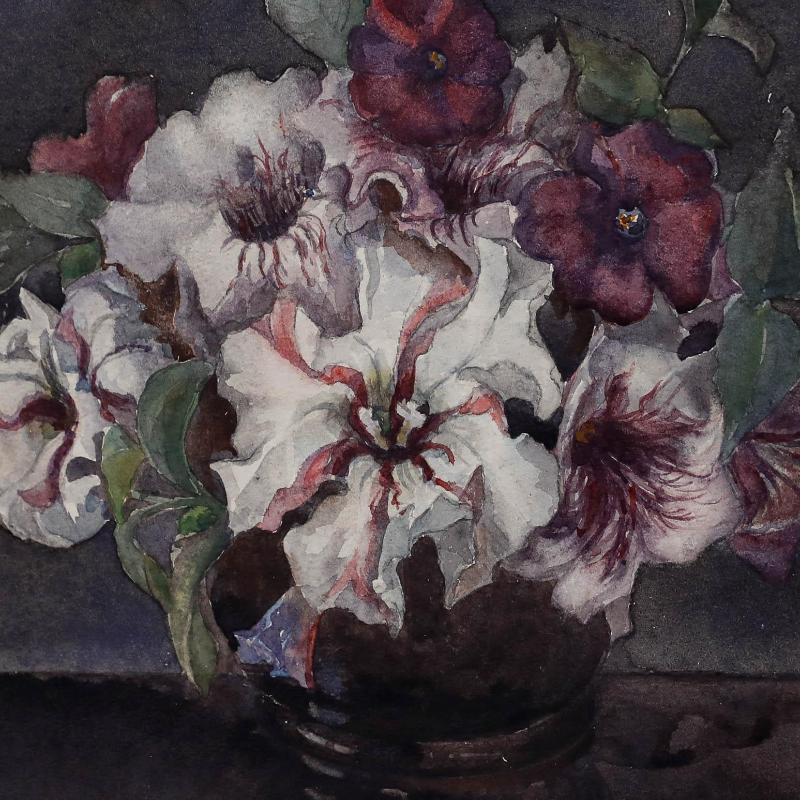 Delicado bodegón con un ramo de flores blancas y añiles dispuestas en un jarrón. Bien presentada en un marco de efecto dorado. Sin firmar. Sobre el papel. Tamaño de la imagen: 24 x 29 cm.