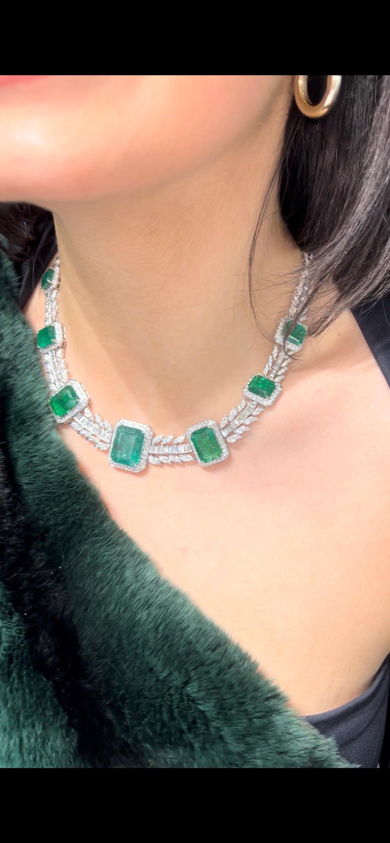 Collana con smeraldi e diamanti dello Zambia in oro bianco 18 carati - 47,5 carati di smeraldi, 12,10 carati di diamanti totali
Questa eccezionale collana mostra la perfetta armonia tra la vibrante bellezza della natura e la maestria degli esperti.