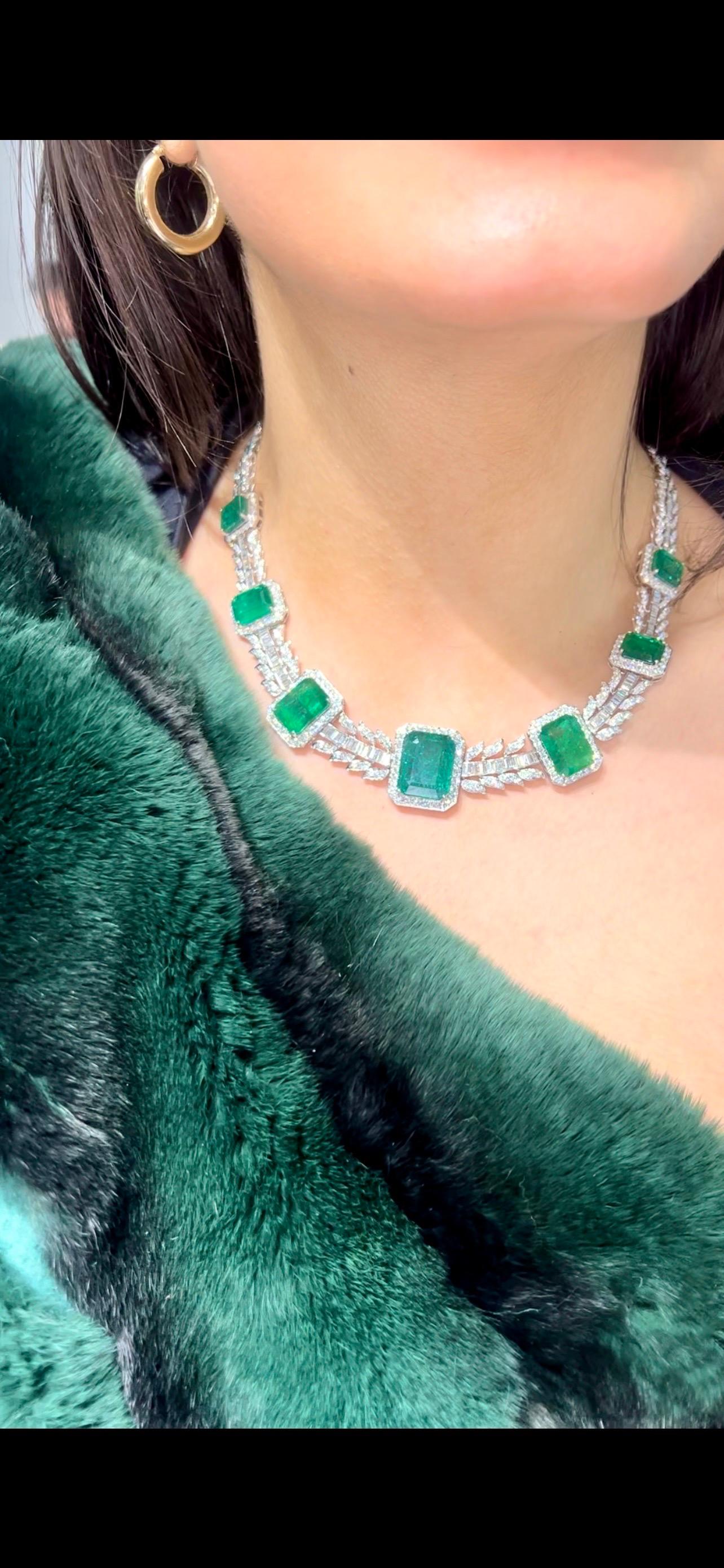 Art Déco Collana con smeraldo dello Zambia da 47,5 carati e diamanti da 12,10 carati in oro bianco 18 carati in vendita
