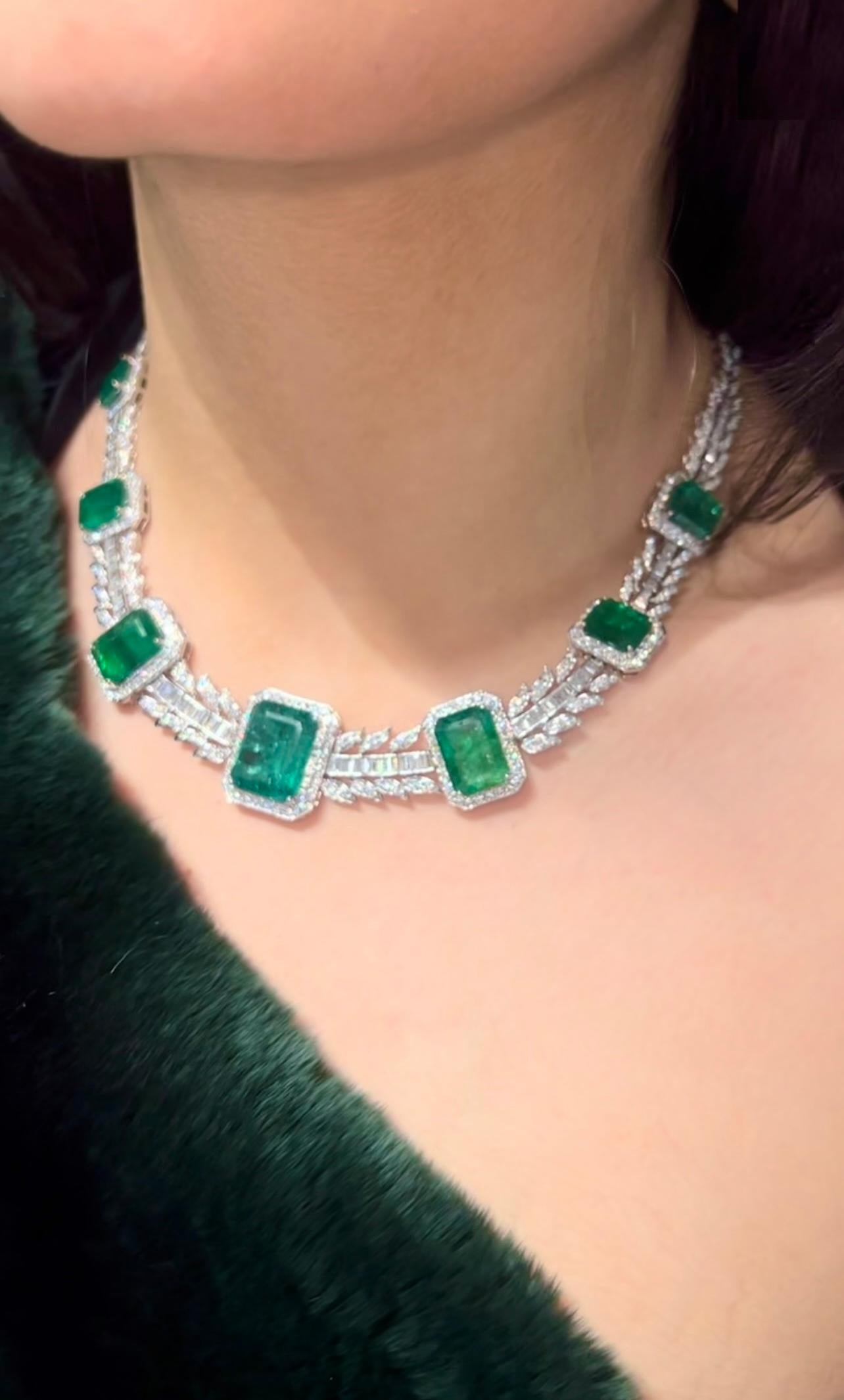 Donna Collana con smeraldo dello Zambia da 47,5 carati e diamanti da 12,10 carati in oro bianco 18 carati in vendita