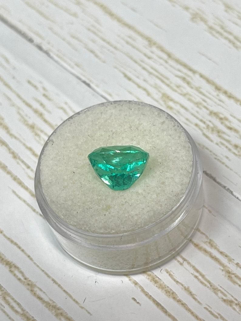 Émeraude colombienne vert jauneâtre vif de 4,76 carats, taille coussin Muzo May Pour femmes en vente