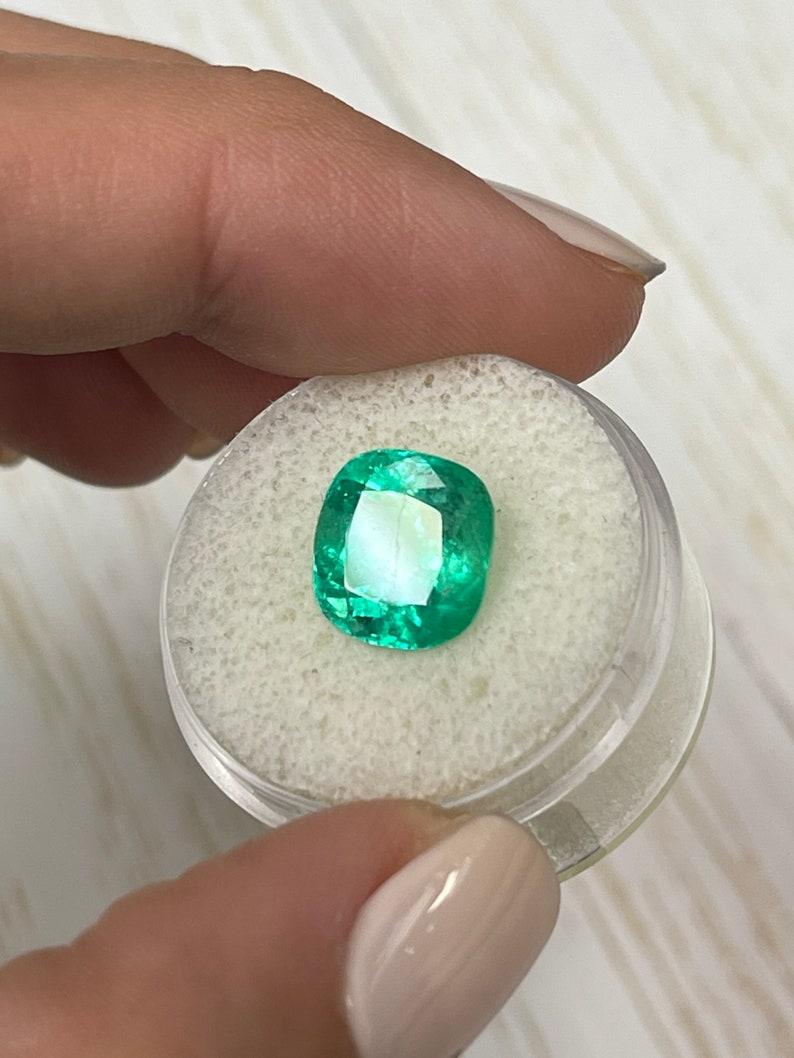 Émeraude colombienne vert jauneâtre vif de 4,76 carats, taille coussin Muzo May Neuf - En vente à Jupiter, FL