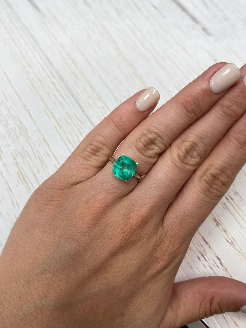 Émeraude colombienne vert jauneâtre vif de 4,76 carats, taille coussin Muzo May en vente 1