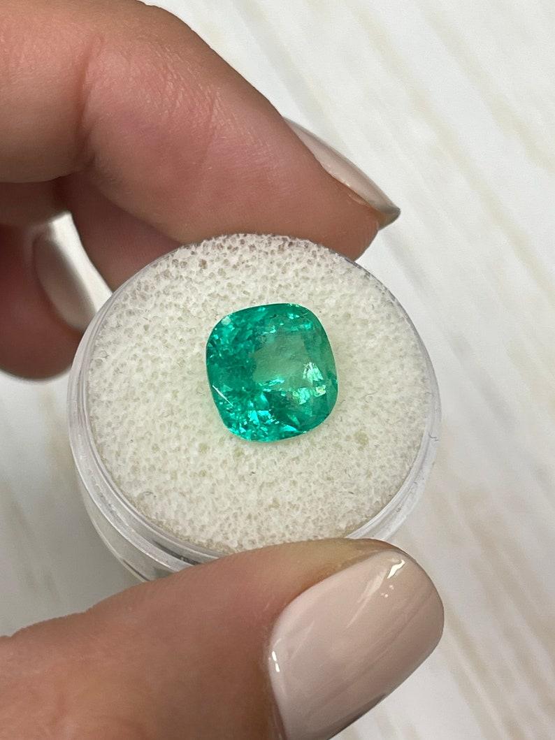 Moderne Émeraude colombienne vert jauneâtre vif de 4,76 carats, taille coussin Muzo May en vente