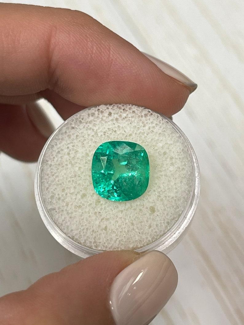 Pierre : Émeraude
Poids : 4,76 carats
Forme : Coupe coussin
Clarté : Transparent
Éclat : Excellent
Couleur : vert jaunâtre
Dimensions : 10,61 mm x 10,17 mm x 7,37 mm
Origine géographique : Colombie
Traitement : Naturel, huilé

Commentaires : En