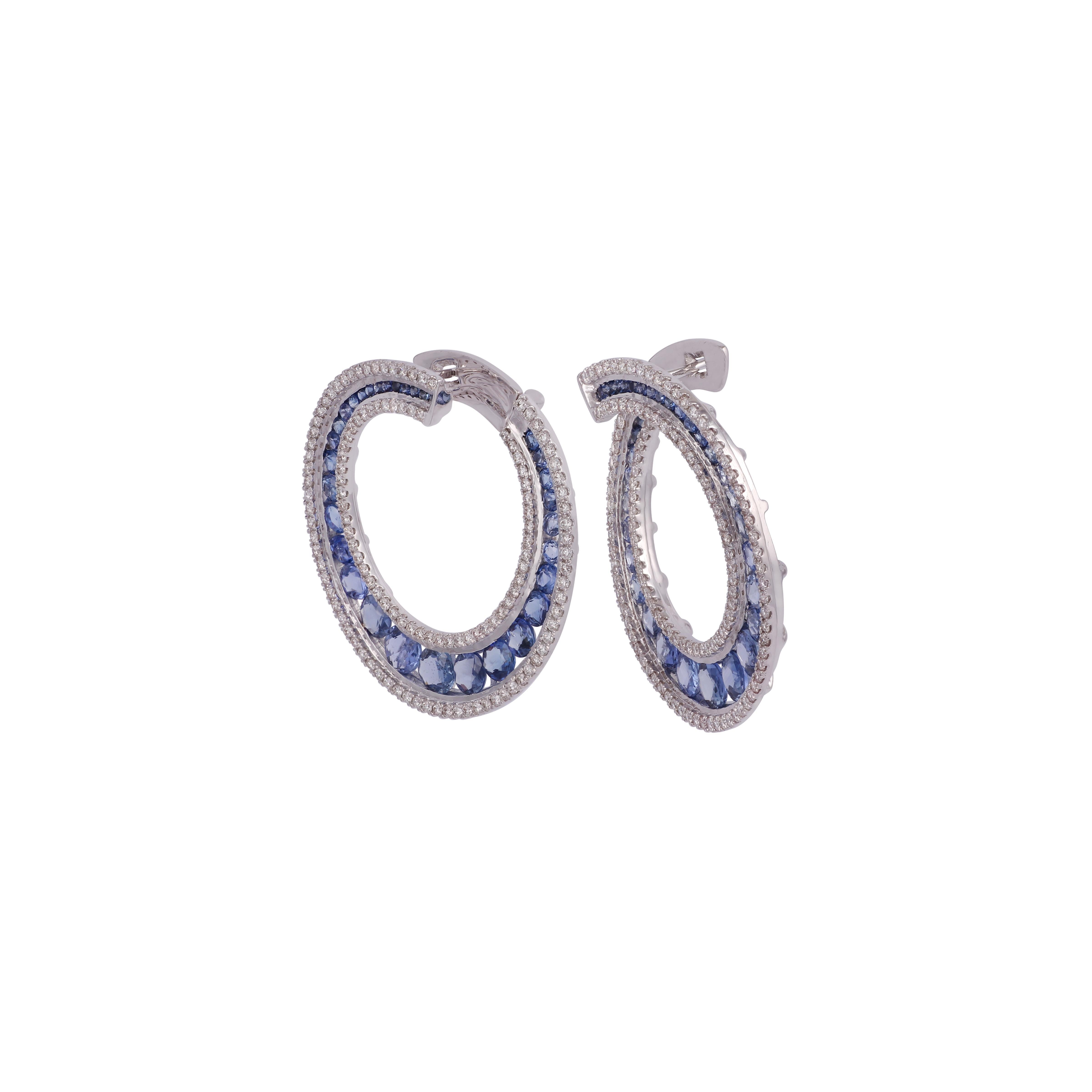 Modern 4.76 Carat Clear Blue Sapphire and Diamond Earring in 18 Karat Gold For Sale