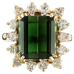 Anillo de cóctel de oro amarillo con halo de diamantes y turmalina talla esmeralda de 4,76 quilates