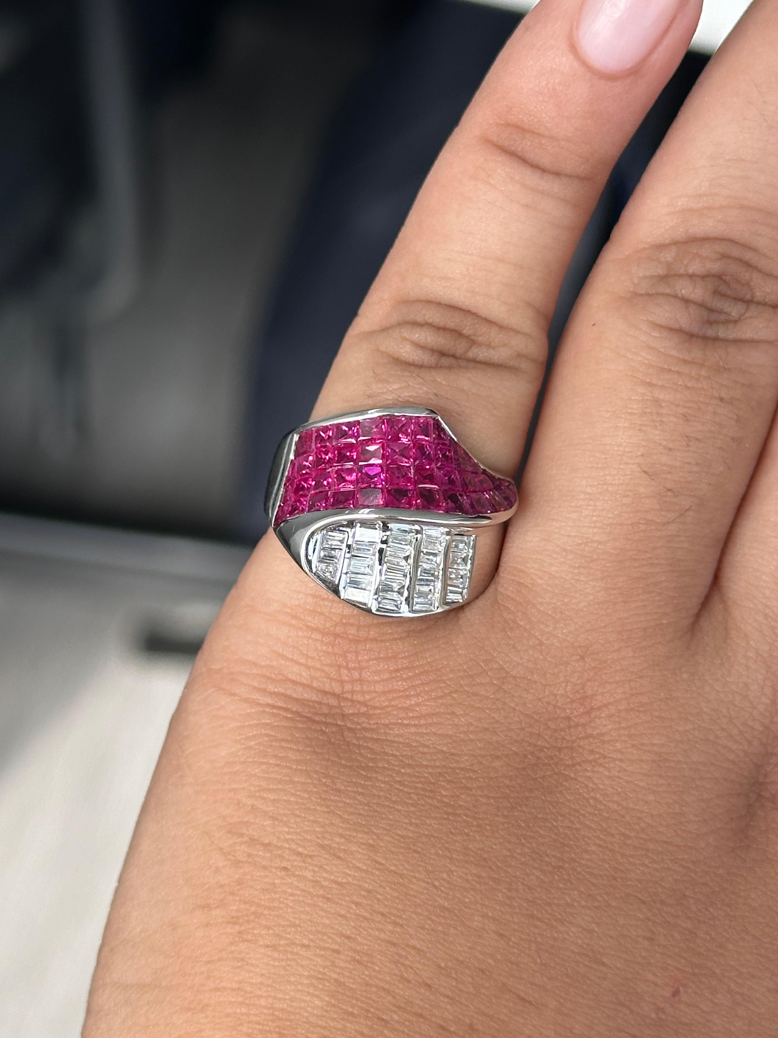 Riche en couleurs et conçue avec élégance, cette bague de créateur est ornée d'un superbe rubis de 4,76 carats, à la fois vif et plein de caractère. La pierre centrale est magnifiquement encadrée par 0,65 carats de diamants naturels, ajoutant une