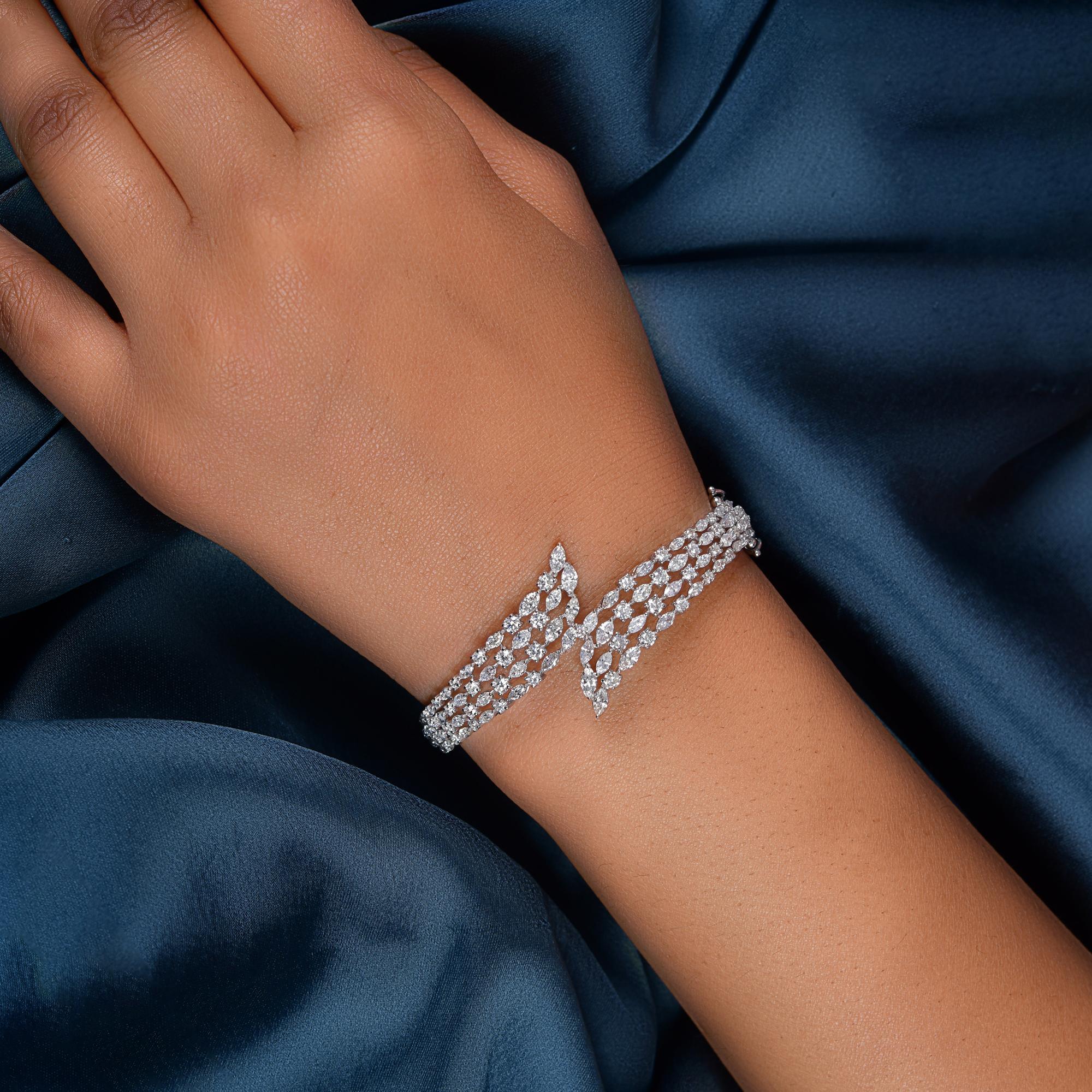 Dieses Armband aus 14 Karat Weißgold mit 4,76 Karat SI/H Diamanten im Mischschliff zur Verlobung ist mit Diamanten im Mischschliff besetzt, die in insgesamt acht Reihen angeordnet sind, von denen vier nach oben und vier nach unten verlaufen.