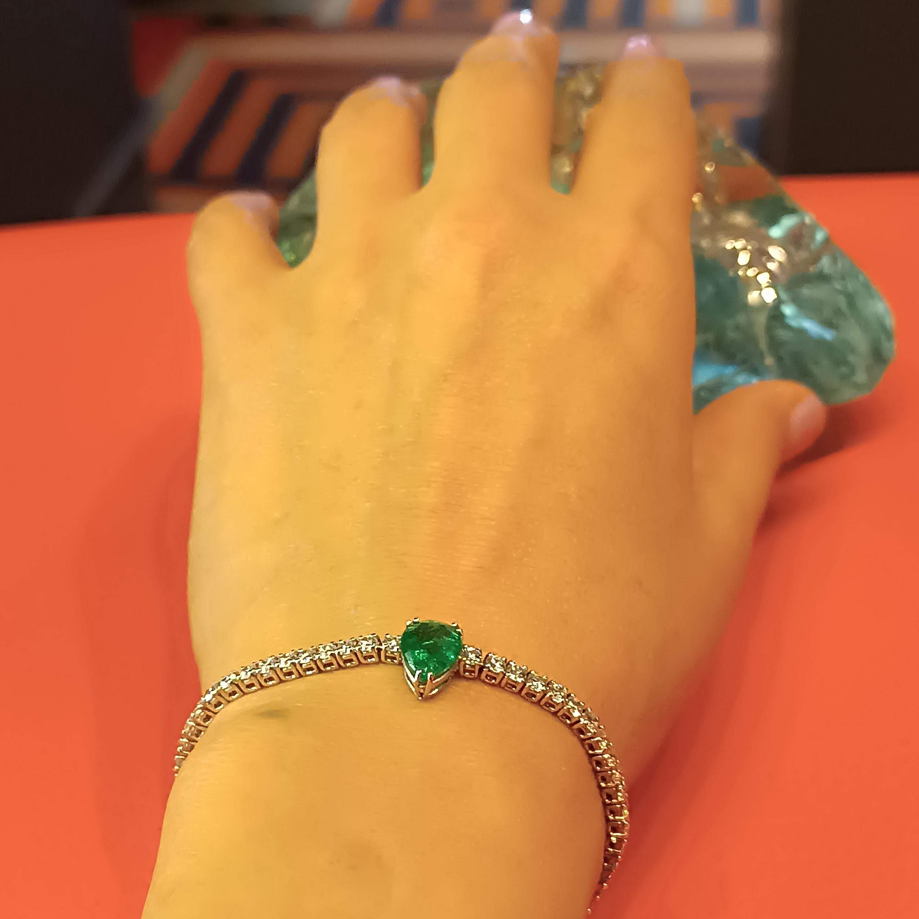 11.87 grams 18 carat white gold tennis bracelet with 4.76 carats for a trotal of 60 stones of VS G color diamonds and a 2.73 carat pear shape colombian emerald the lenght of the bracelet is 17,5 cm.This tennis bracelet is part of our signature