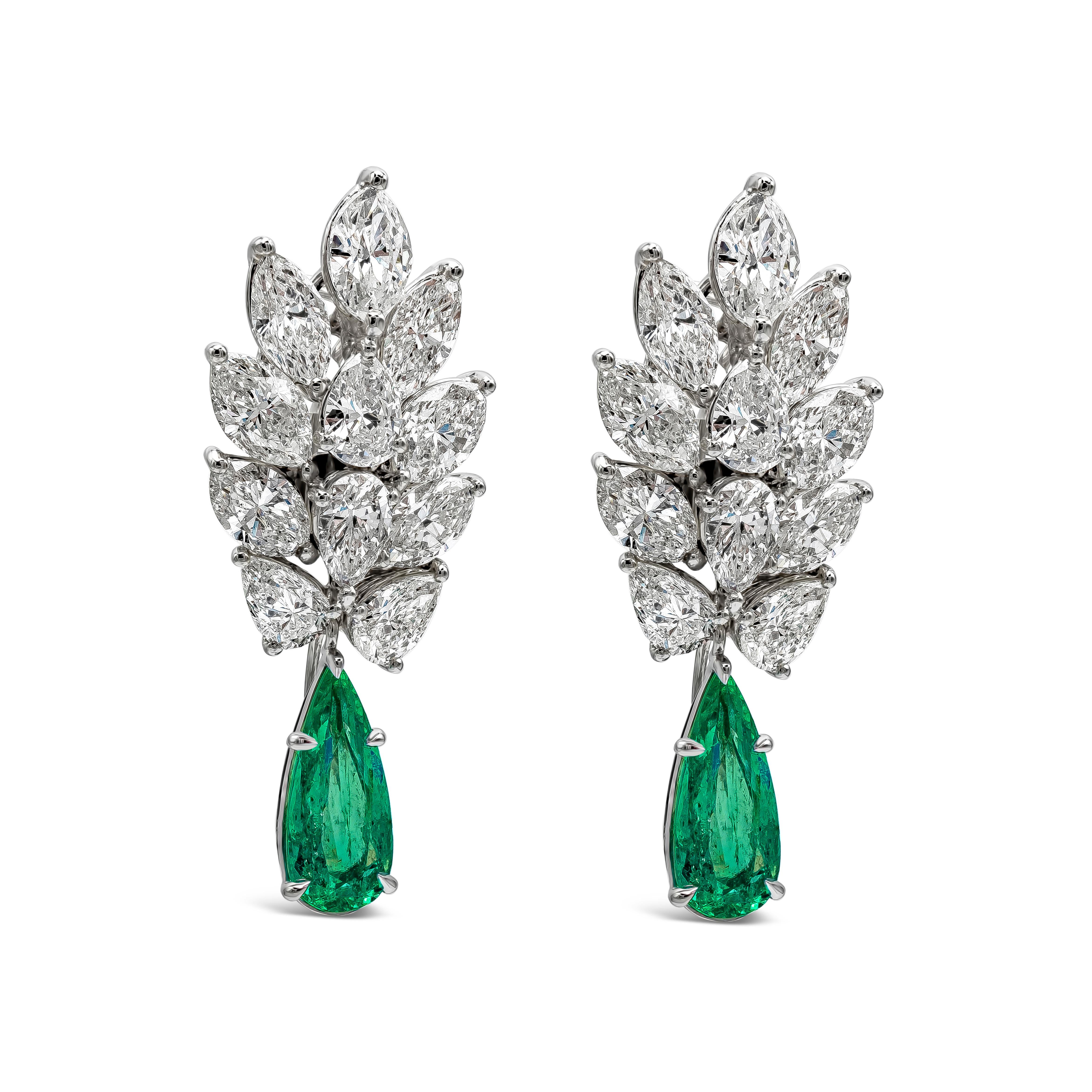 Questi sofisticati orecchini pendenti presentano uno smeraldo verde a forma di pera del peso totale di 4,76 carati, elegantemente incastonato in una montatura a cesto a quattro punte e sospeso su un grappolo di diamanti a forma di pera e marquis del