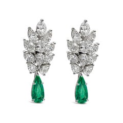 Pendientes colgantes de esmeralda verde y diamantes en forma de pera de 4,76 quilates totales
