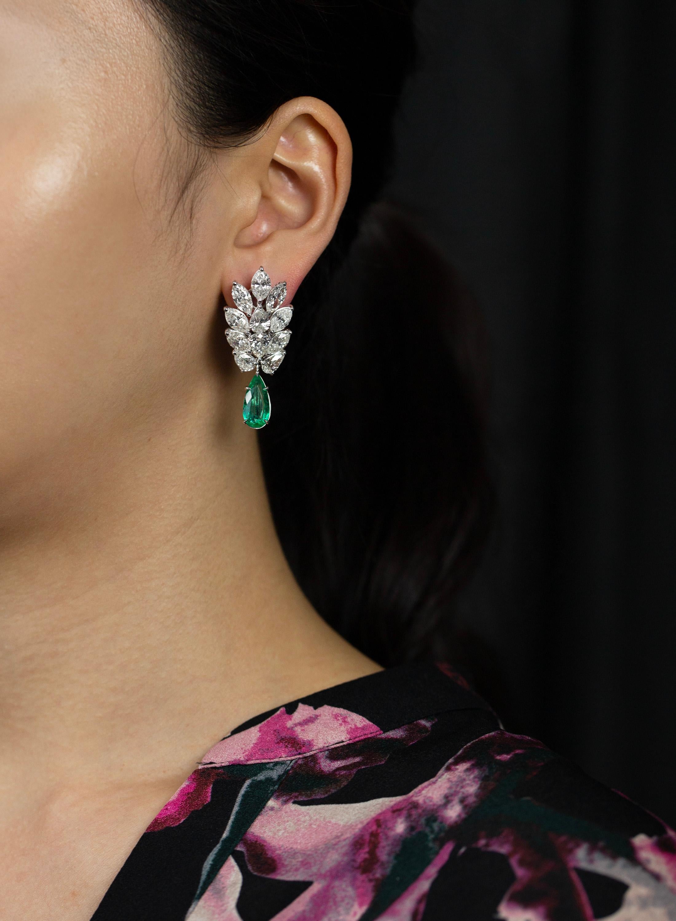4,76 Karat baumelnder birnenförmiger grüner Smaragd und Diamant-Ohrringe im Zustand „Neu“ im Angebot in New York, NY