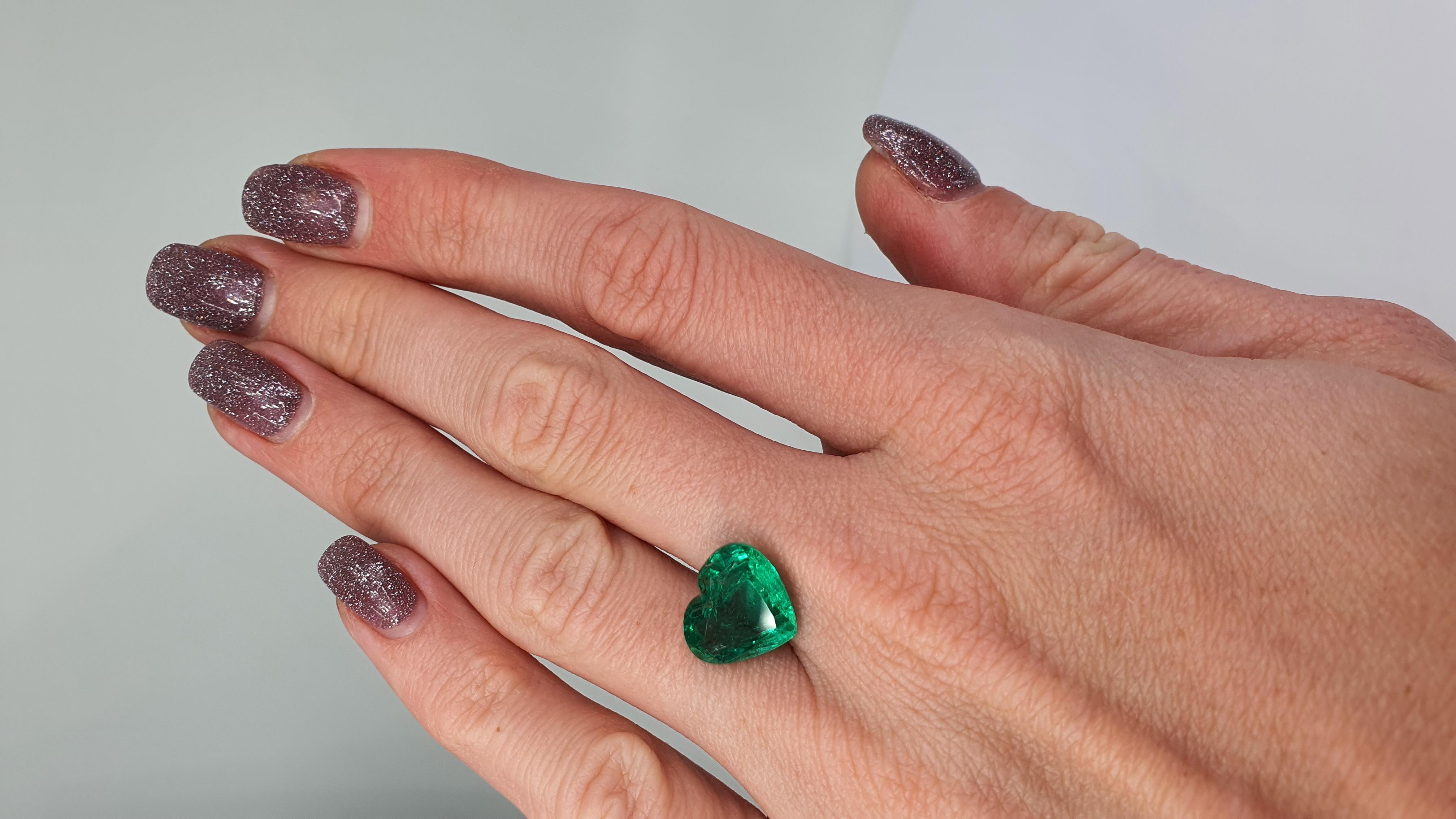 Émeraude en forme de cœur de 4,76 carats, Zambie en vente 2