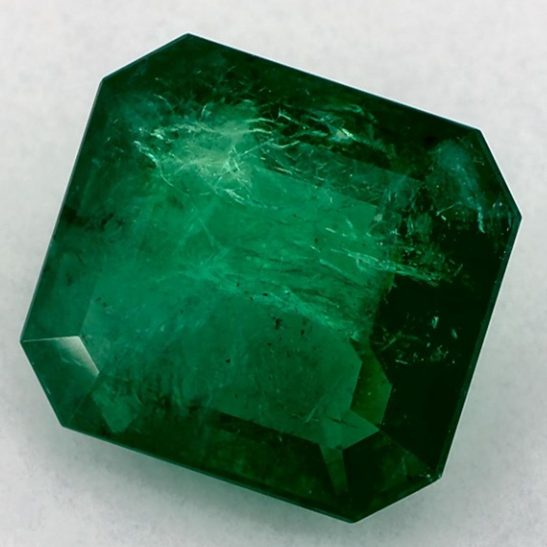 Con un vibrante tono verde, la piedra de nacimiento de mayo es un símbolo del renovado crecimiento primaveral. 

Explora la vibrante colección de esmeraldas, rubíes y zafiros de nuestra tienda, disponibles como gemas sueltas y combinadas con nuestra