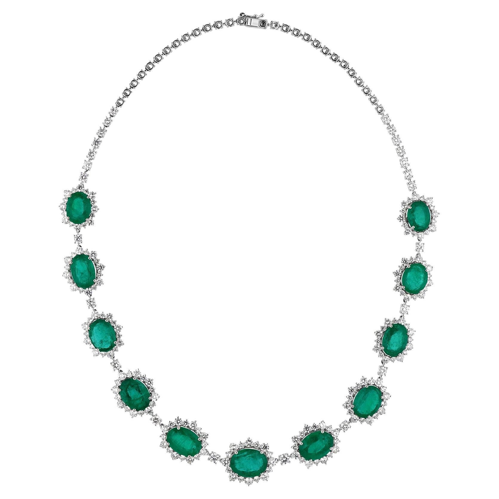 47.61TCW Oval Emerald Diamond Halo Statement Choker Collana in oro bianco 14k in vendita