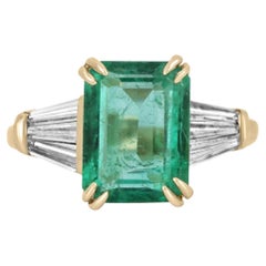 4,76tcw 18K Ring mit drei Steinen, Diamant und Smaragd