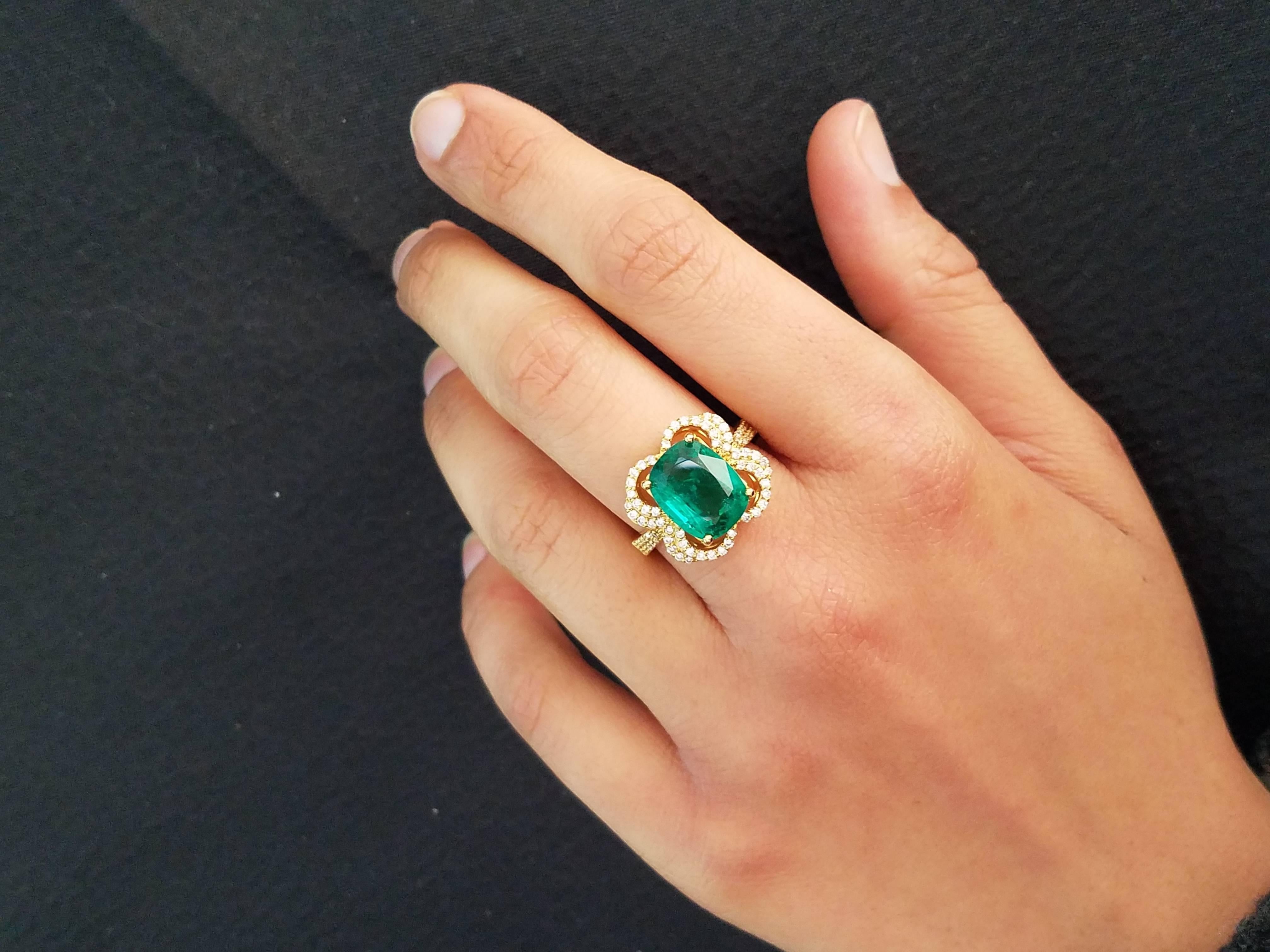 4.77 Carat Cushion Shaped Emerald and Diamond Cocktail Ring In New Condition For Sale In Bangkok, Thailand