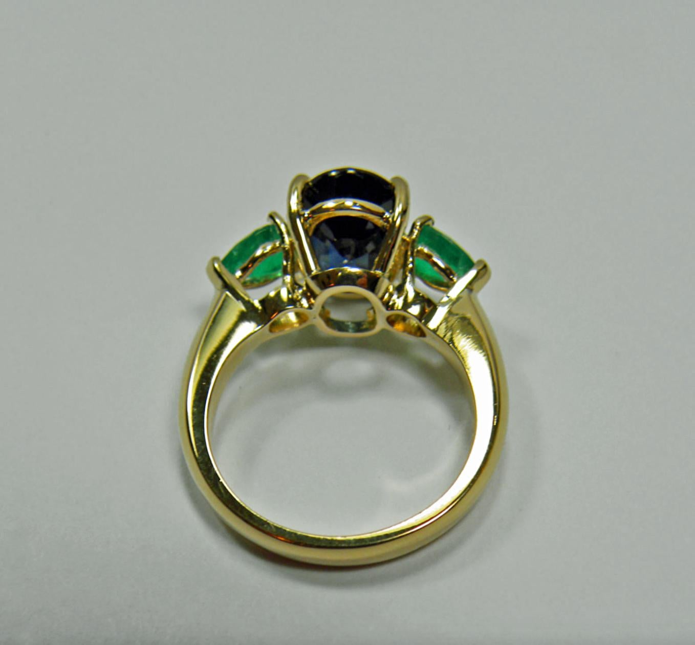 Oval Cut 4.77 Carat Natural Cobalt Blue Sapphire & Colombian Emerald Engagement Ring 18K For Sale