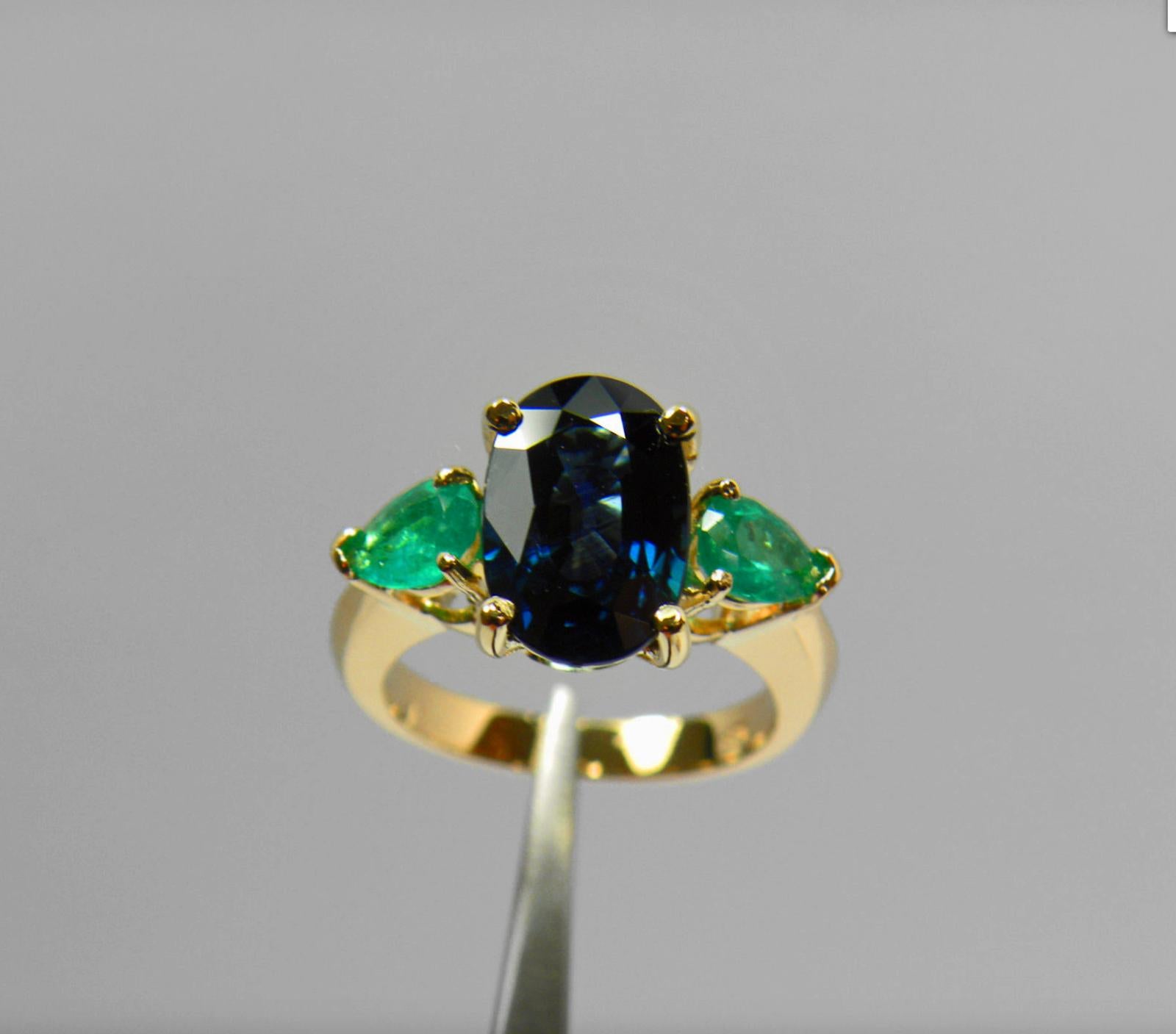 Women's 4.77 Carat Natural Cobalt Blue Sapphire & Colombian Emerald Engagement Ring 18K For Sale