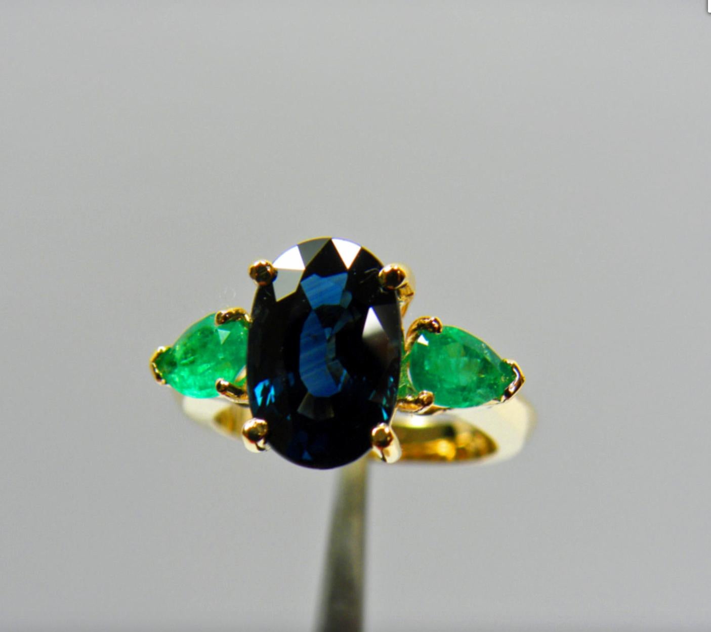 4.77 Carat Natural Cobalt Blue Sapphire & Colombian Emerald Engagement Ring 18K For Sale 1