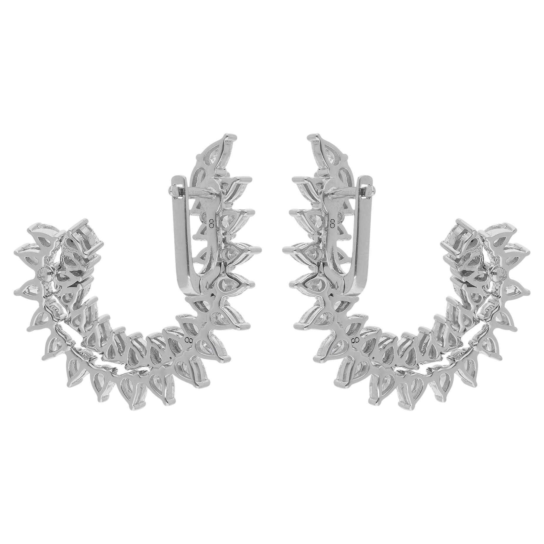 Les diamants sont généralement sertis dans de l'or blanc 14 carats, qui offre une toile de fond luxueuse et complémentaire aux diamants. L'or blanc est un choix populaire pour la joaillerie fine en raison de son aspect lustré et de sa capacité à