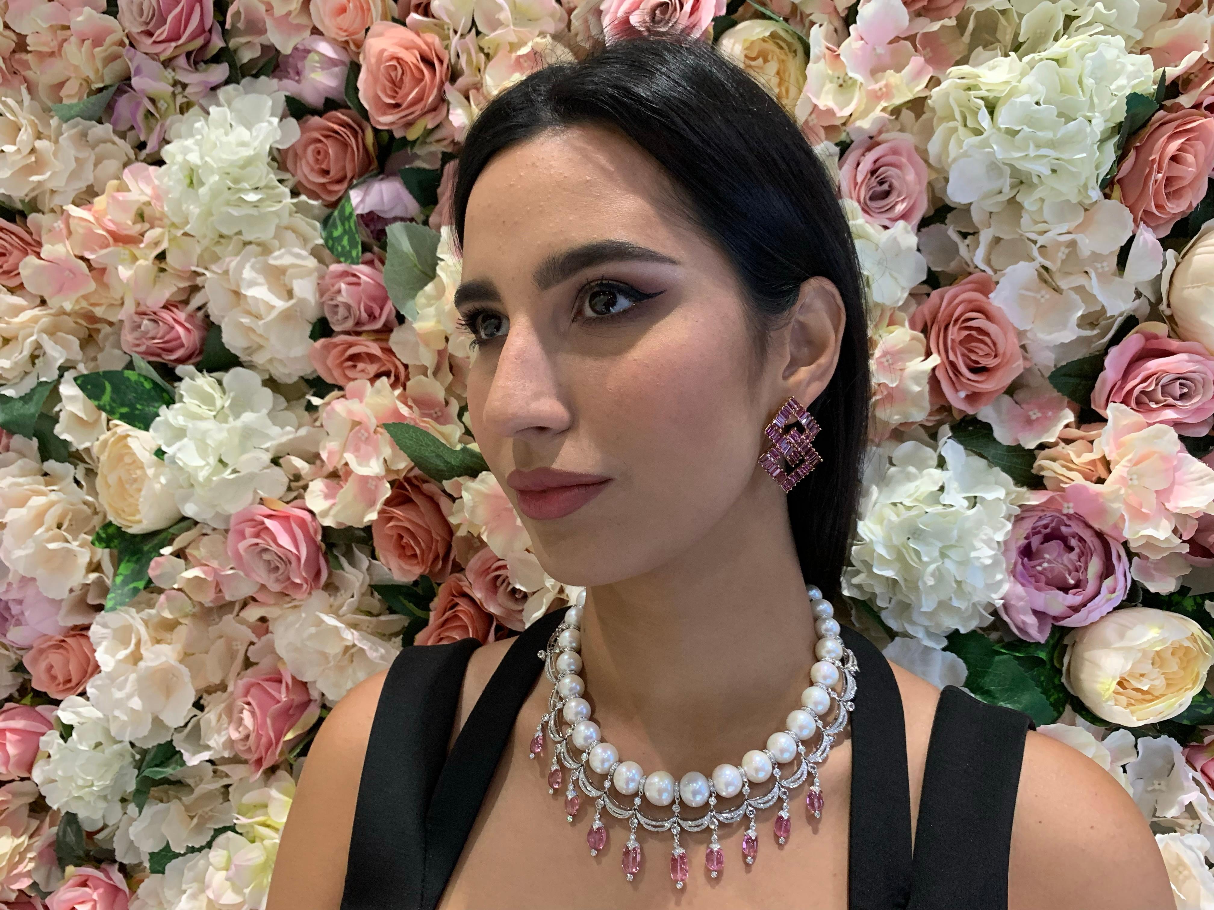 Sunita Nahata präsentiert eine moderne Variante einer klassischen Perlenkette mit baumelnden Diamanten und rosa Turmalinen! Diese Halskette ist ein echter Hingucker und die vielen Schichten von Edelsteinen verleihen ihr eine einzigartige