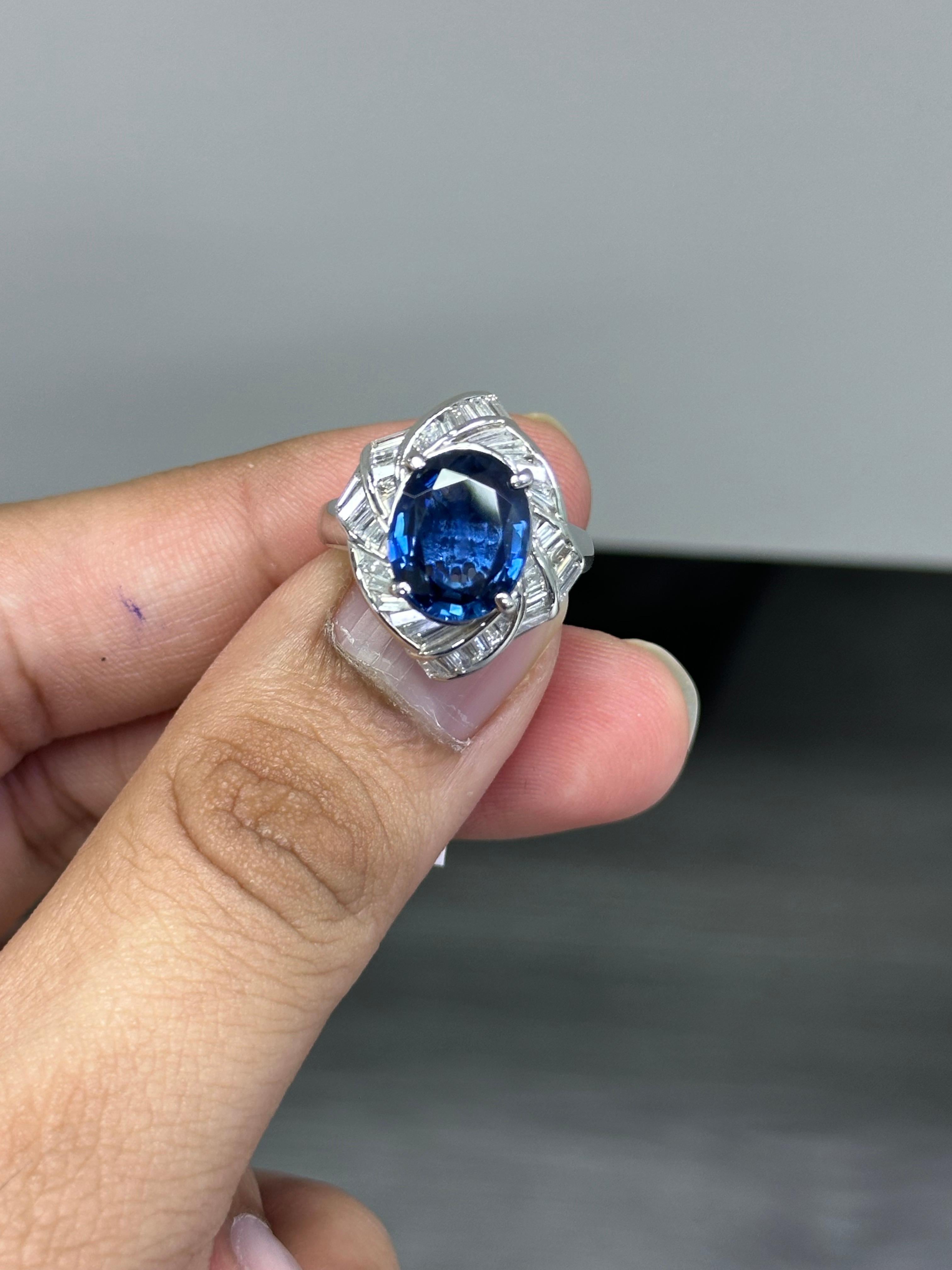 Anello cocktail con zaffiro da 4,77 carati in PT900 in vendita 1