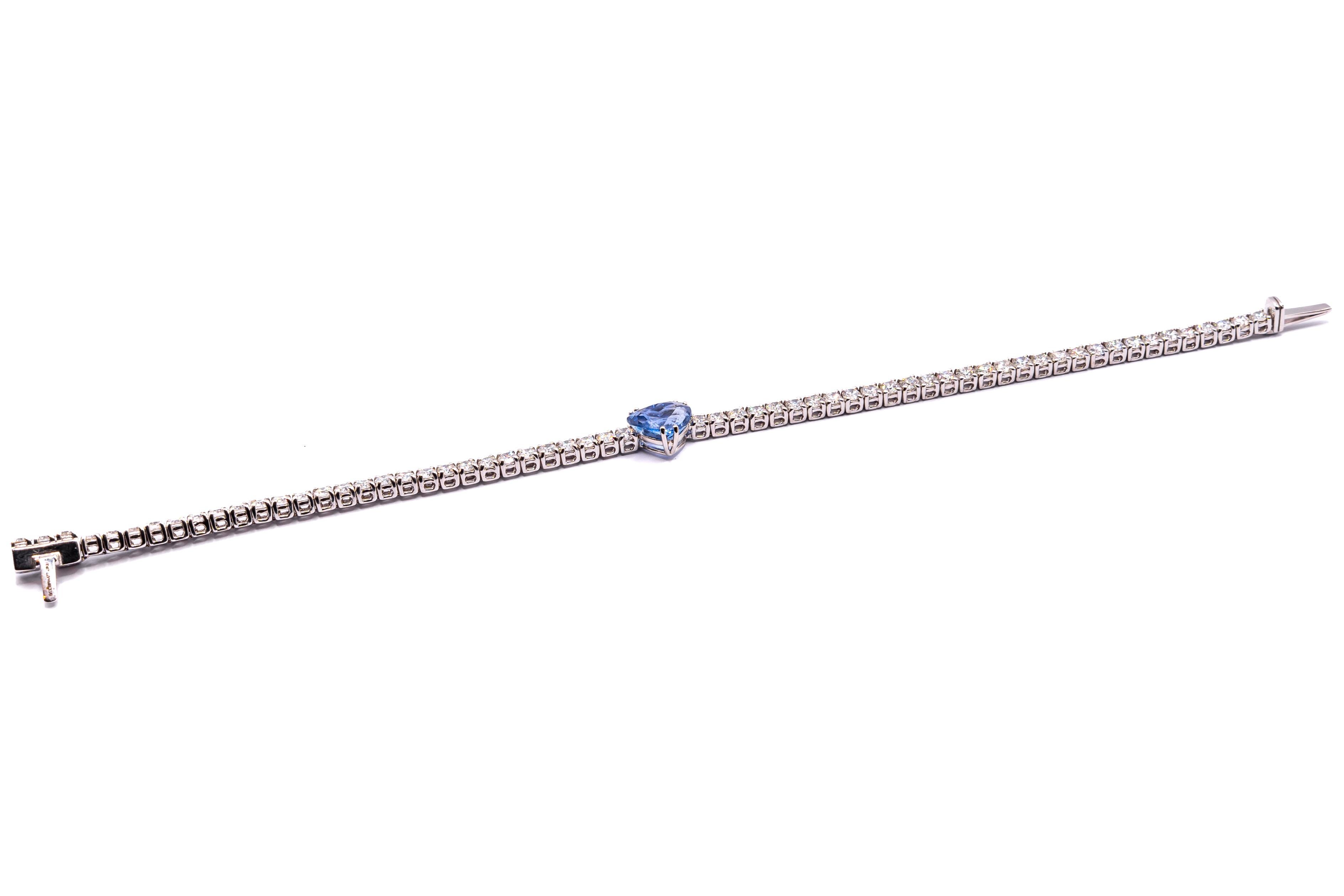 11.70 grams 18 carat white gold tennis bracelet with 4.77 carats of VS G color diamonds and a 2.01 carat heart shaped Sapphir the lenght of the bracelet is 17,5 centimeters. This tennis bracelet is part of our signature collection, made in Italy in