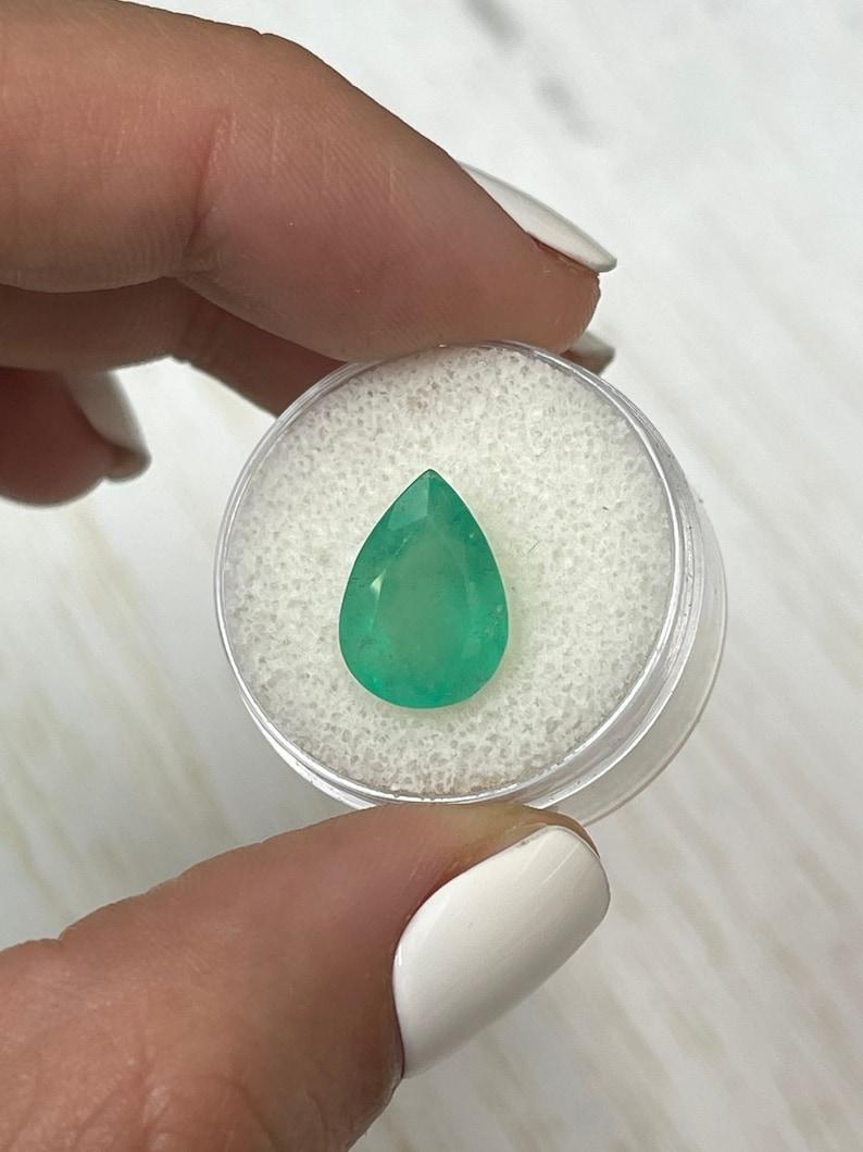 A. Stone: Smeraldo
Peso: 4,77 carati
Forma: Taglio a pera
Chiarezza: Semi-trasparente
Lucentezza: Buona
Colore: Verde giallastro medio-leggero
Misure: 13,56 mm x 9,54 mm x 6,90 mm
Origine geografica: Colombia
Trattamento: Naturale,