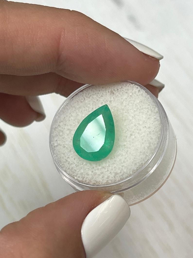Moderno 4,77 carati di smeraldo colombiano verde giallastro - pietra di maggio a goccia con taglio a pera in vendita