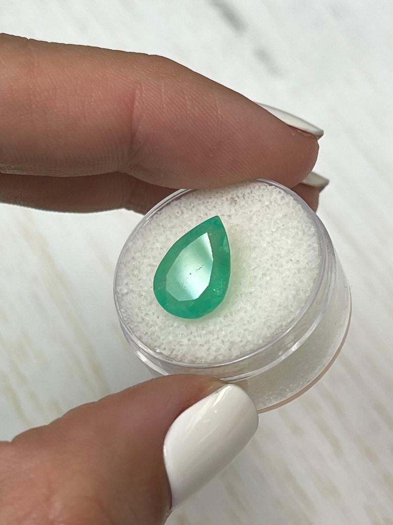 Taglio a goccia 4,77 carati di smeraldo colombiano verde giallastro - pietra di maggio a goccia con taglio a pera in vendita