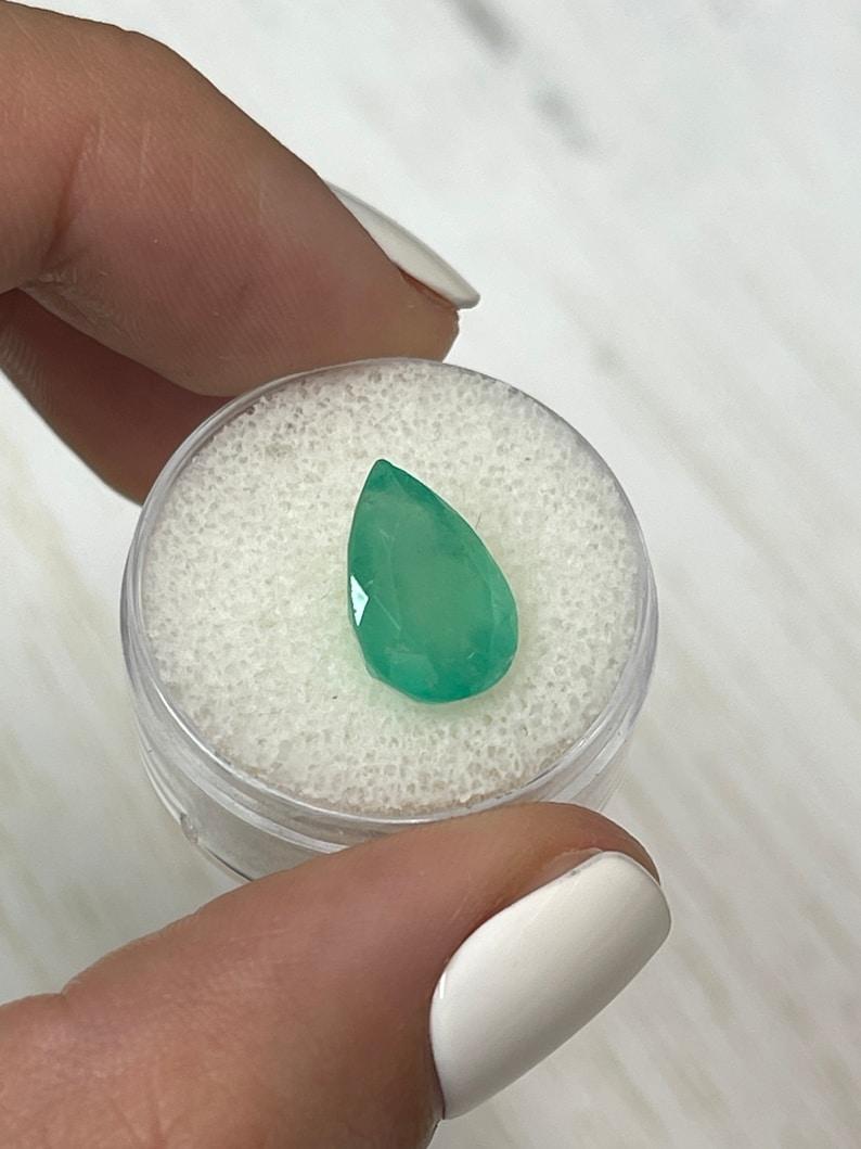 4,77 carati di smeraldo colombiano verde giallastro - pietra di maggio a goccia con taglio a pera In condizioni Nuovo in vendita a Jupiter, FL