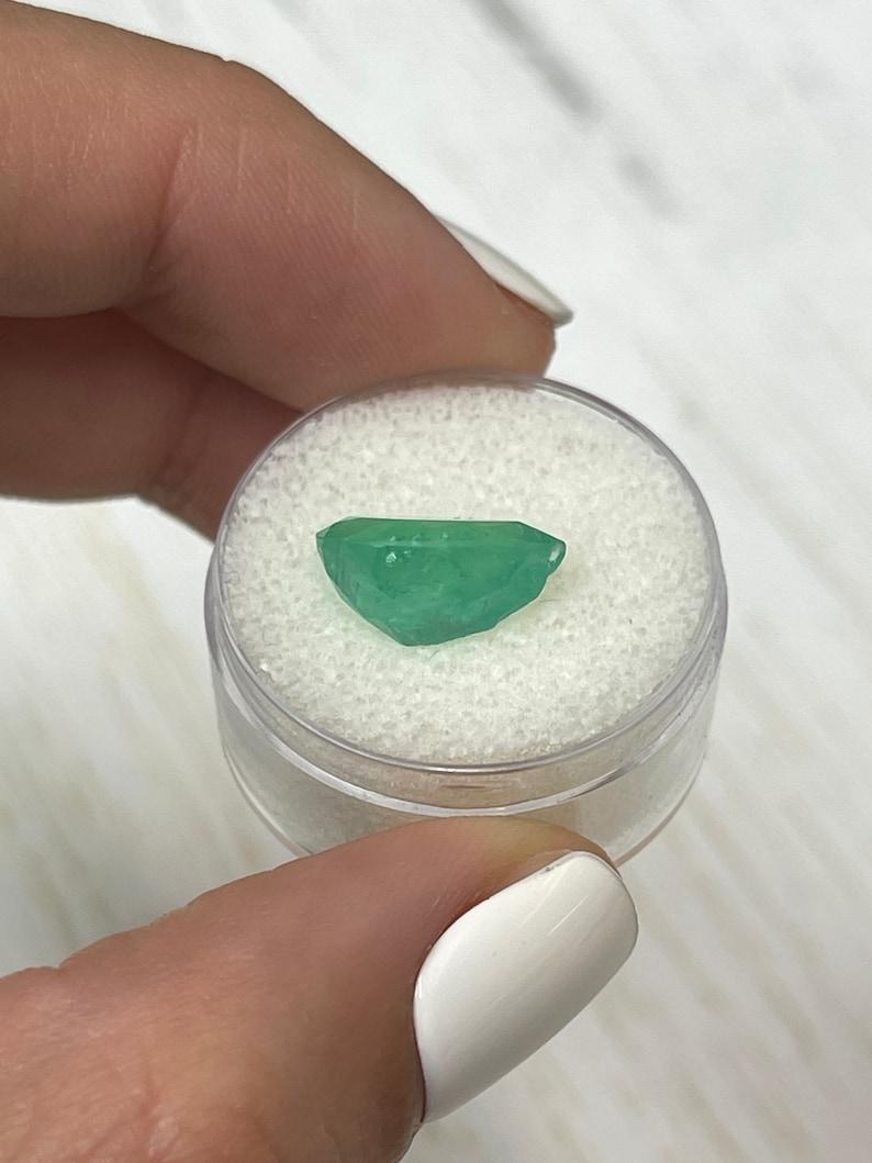 4,77 carati di smeraldo colombiano verde giallastro - pietra di maggio a goccia con taglio a pera in vendita 1