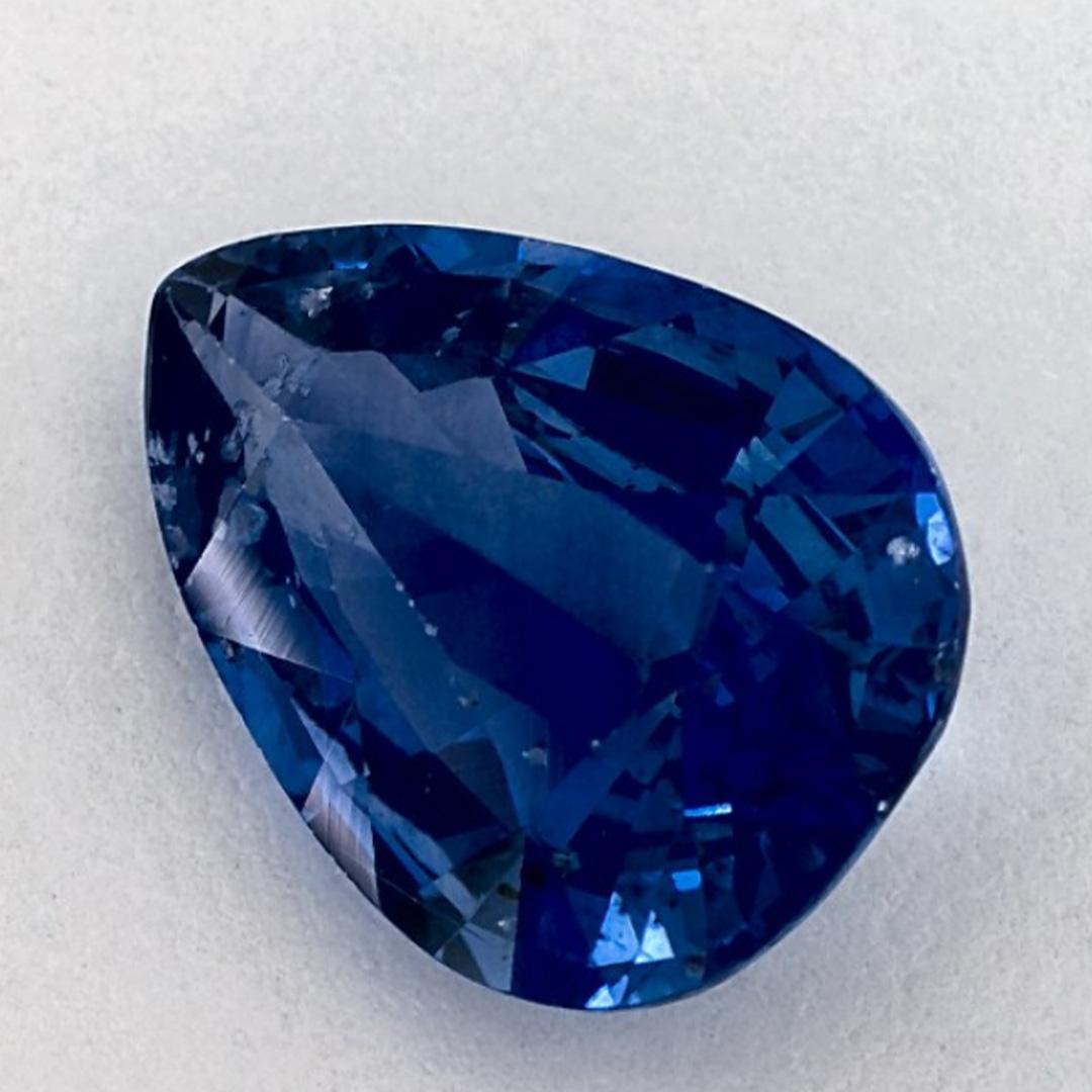 Questo zaffiro blu naturale offre eleganza e raffinatezza. Con la sua ricca saturazione del colore e il taglio preciso, è il centro perfetto per un anello di fidanzamento o un design di gioielli di lusso.

Questo zaffiro proviene dallo Sri Lanka