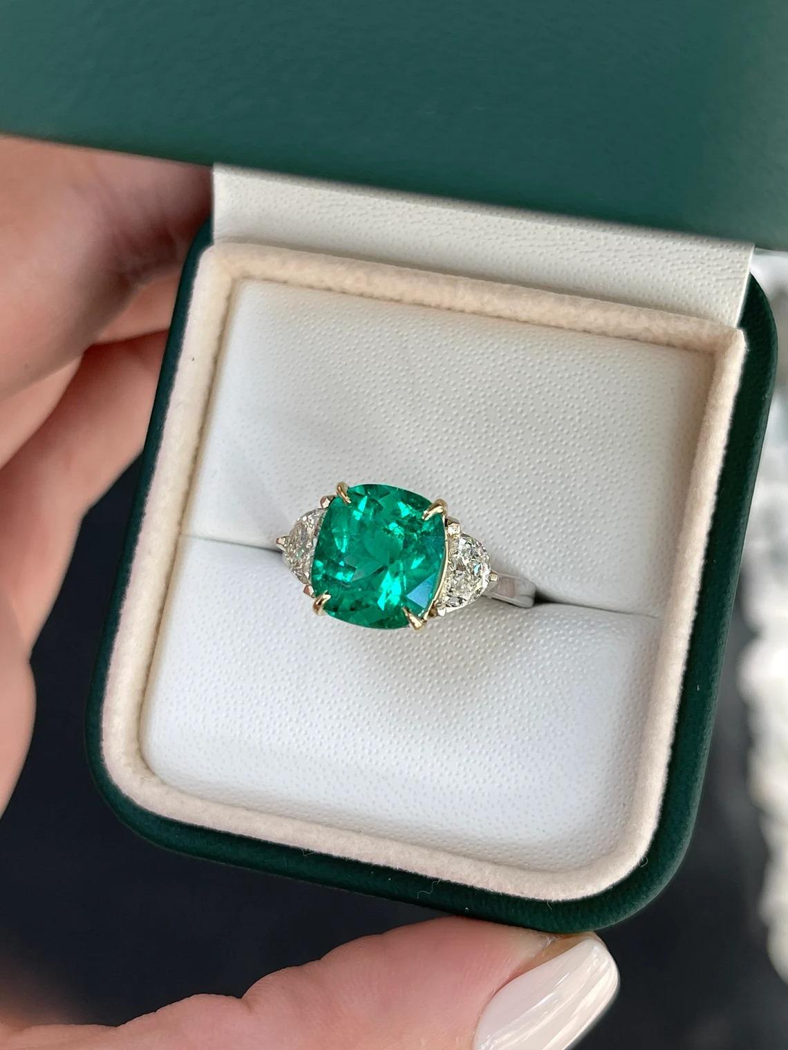 4.77tcw 18K AAA+ Kolumbianischer Smaragd im Kissenschliff & Halbmond Diamant 3 Stein Ring im Zustand „Neu“ in Jupiter, FL