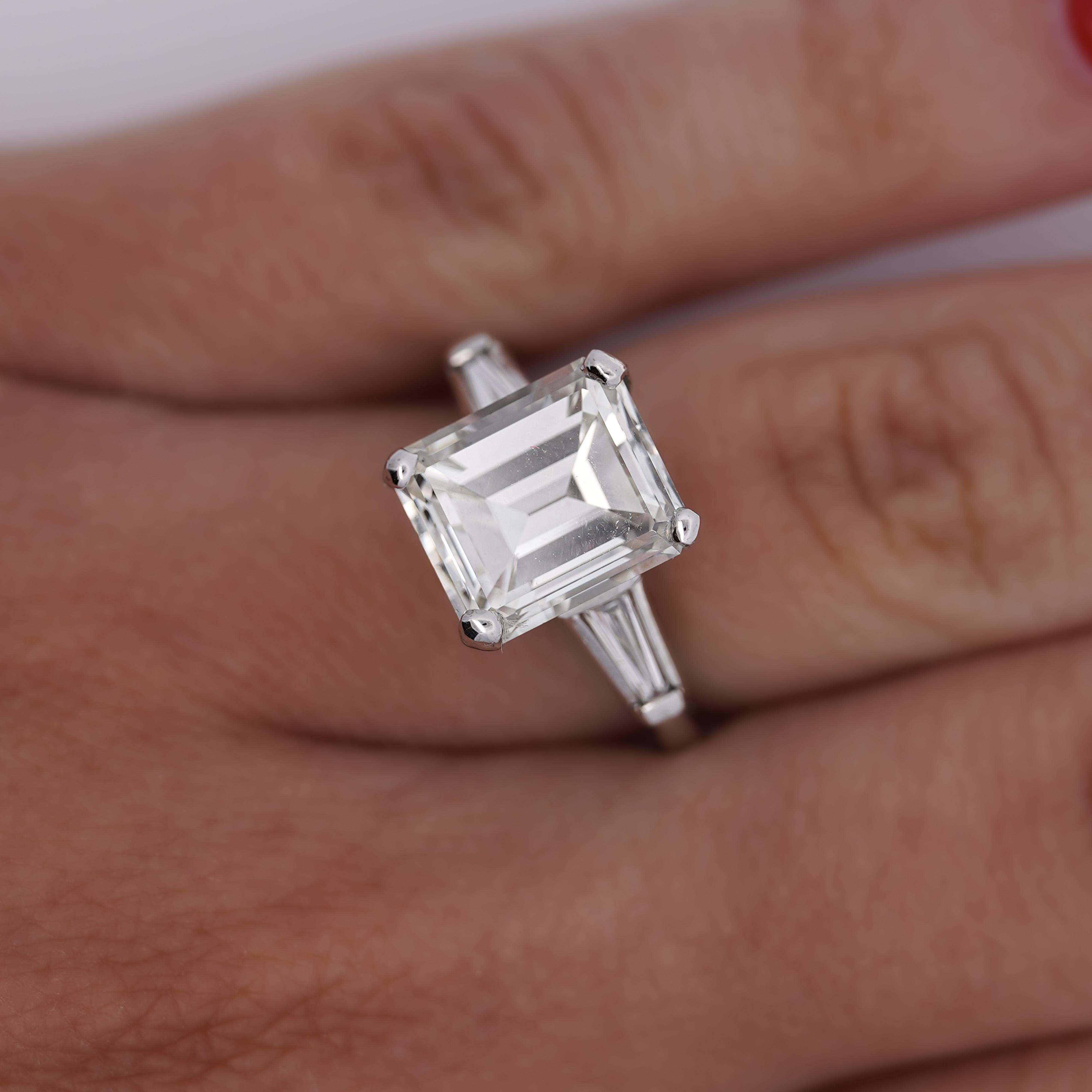 Anello di fidanzamento a tre pietre con diamante naturale taglio Asscher da 4,78 carati - colore I - purezza VS1 - con diamanti baguette affusolati e incastonati in platino. 

Dettagli:
Tipo di articolo: Anello di fidanzamento con tre