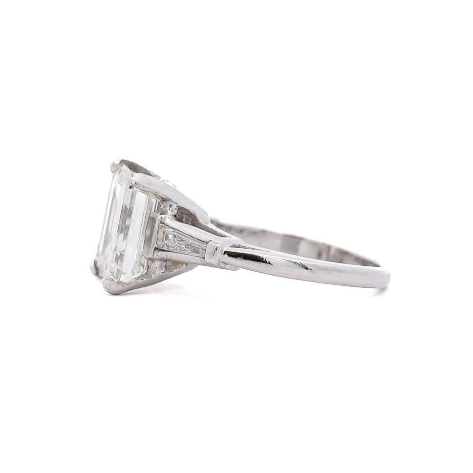 Moderno Anello di fidanzamento a 3 pietre in platino con diamante Asscher e Baguette affusolata da 4,78 carati in vendita